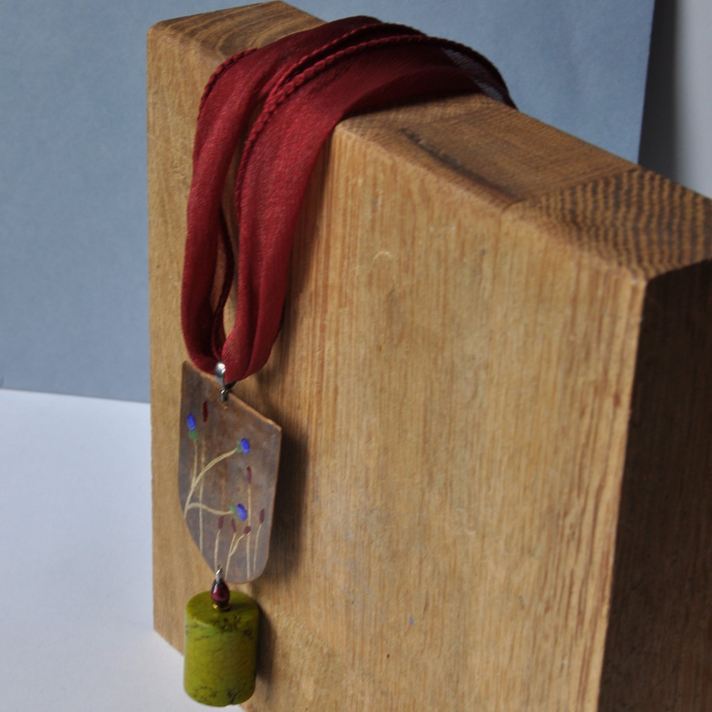 Necklace with engraved and enameled brass and silver pendant with howlite cylinder 'Green Apple'