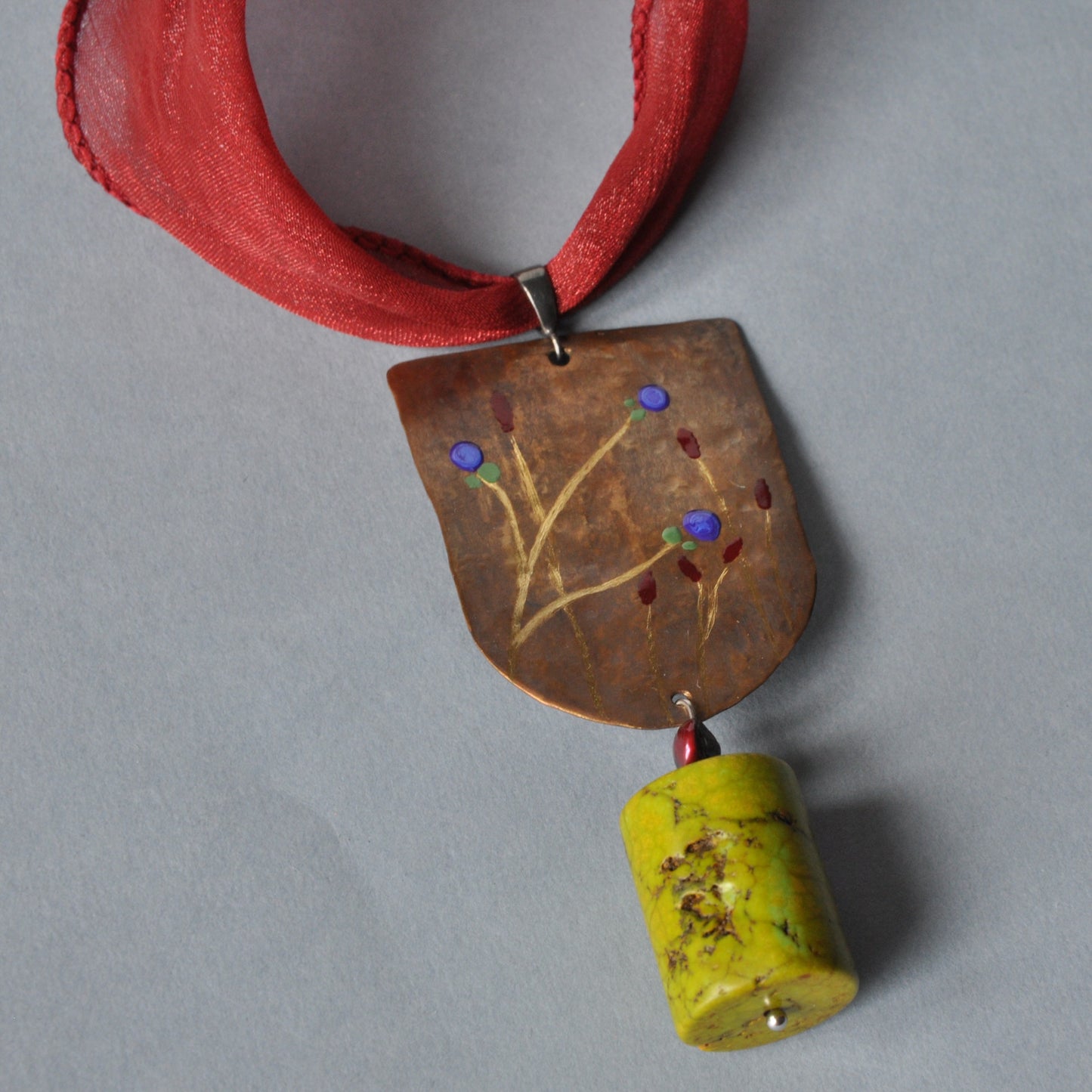 Necklace with engraved and enameled brass and silver pendant with howlite cylinder 'Green Apple'