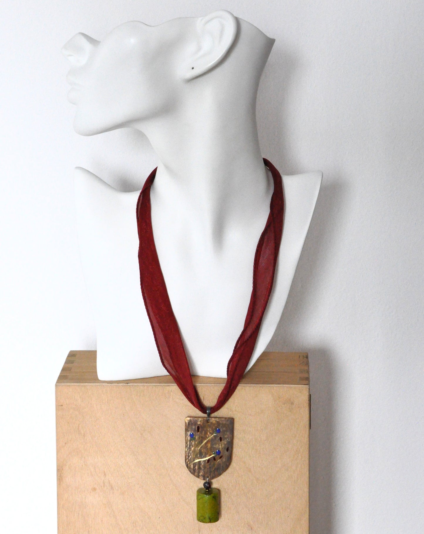 Necklace with engraved and enameled brass and silver pendant with howlite cylinder 'Green Apple'