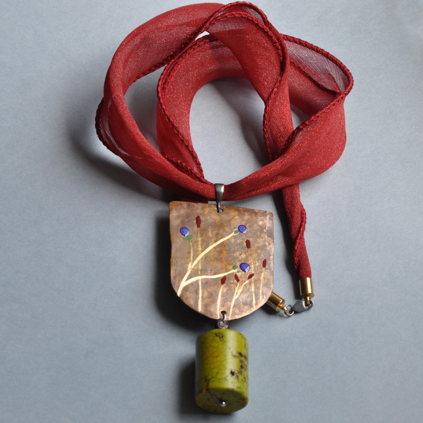 Necklace with engraved and enameled brass and silver pendant with howlite cylinder 'Green Apple'
