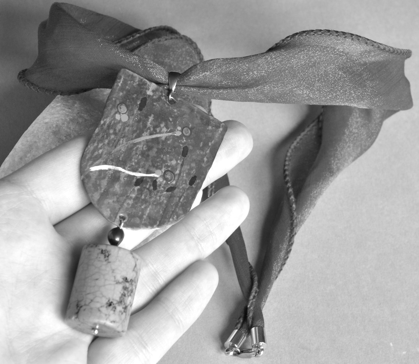 Necklace with engraved and enameled brass and silver pendant with howlite cylinder 'Green Apple'