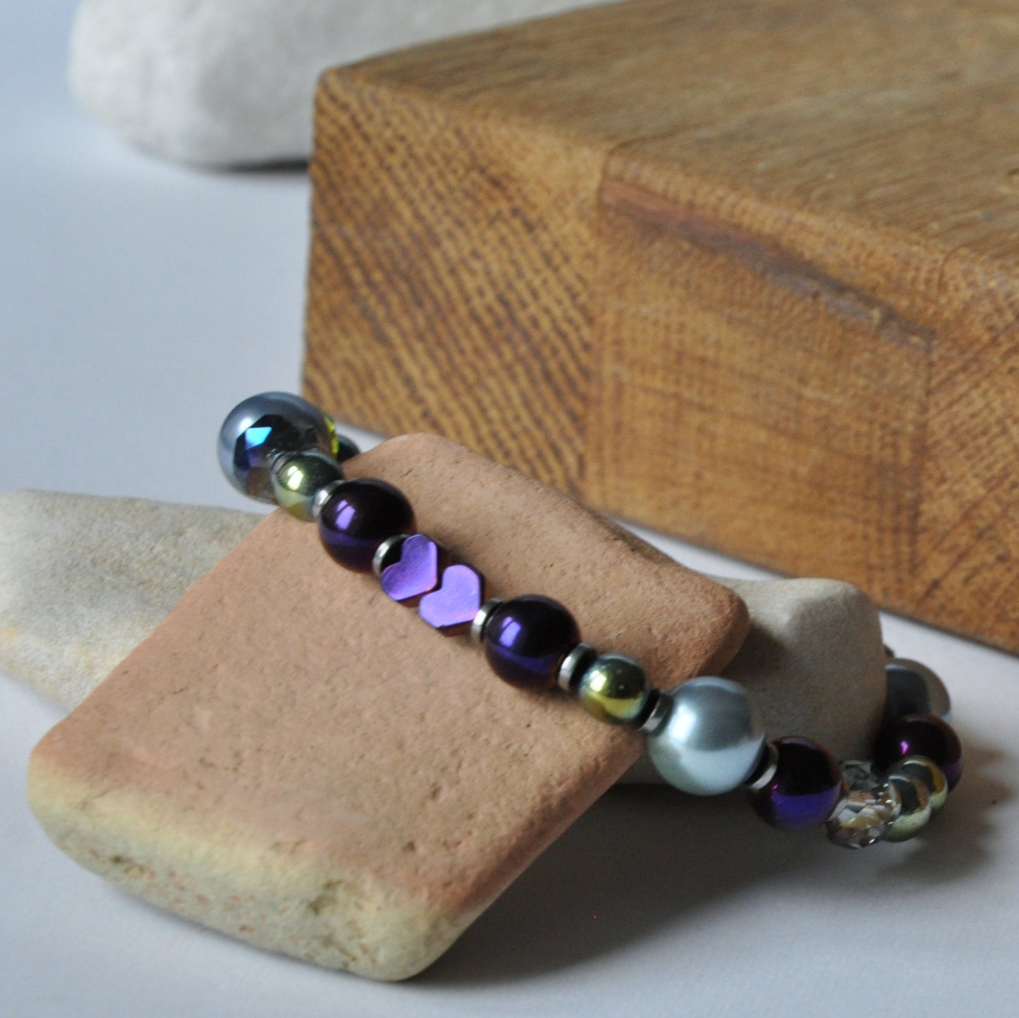 Pulsera con hematites, perlas de cristal y rondelles de cristal 'Corazones de berenjena'