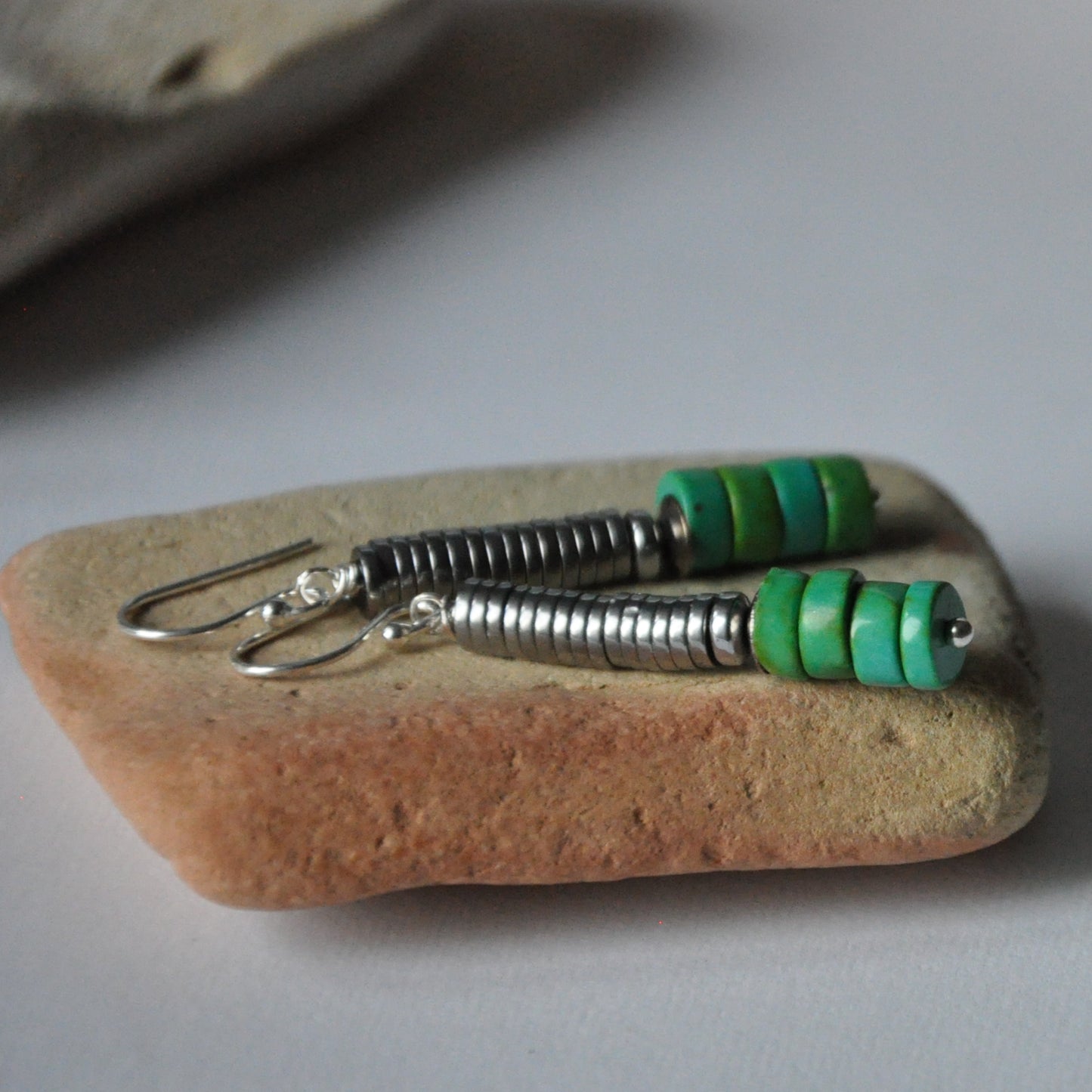 Modern silver earrings with rondelles of turquoise 'Long with Turquoise'