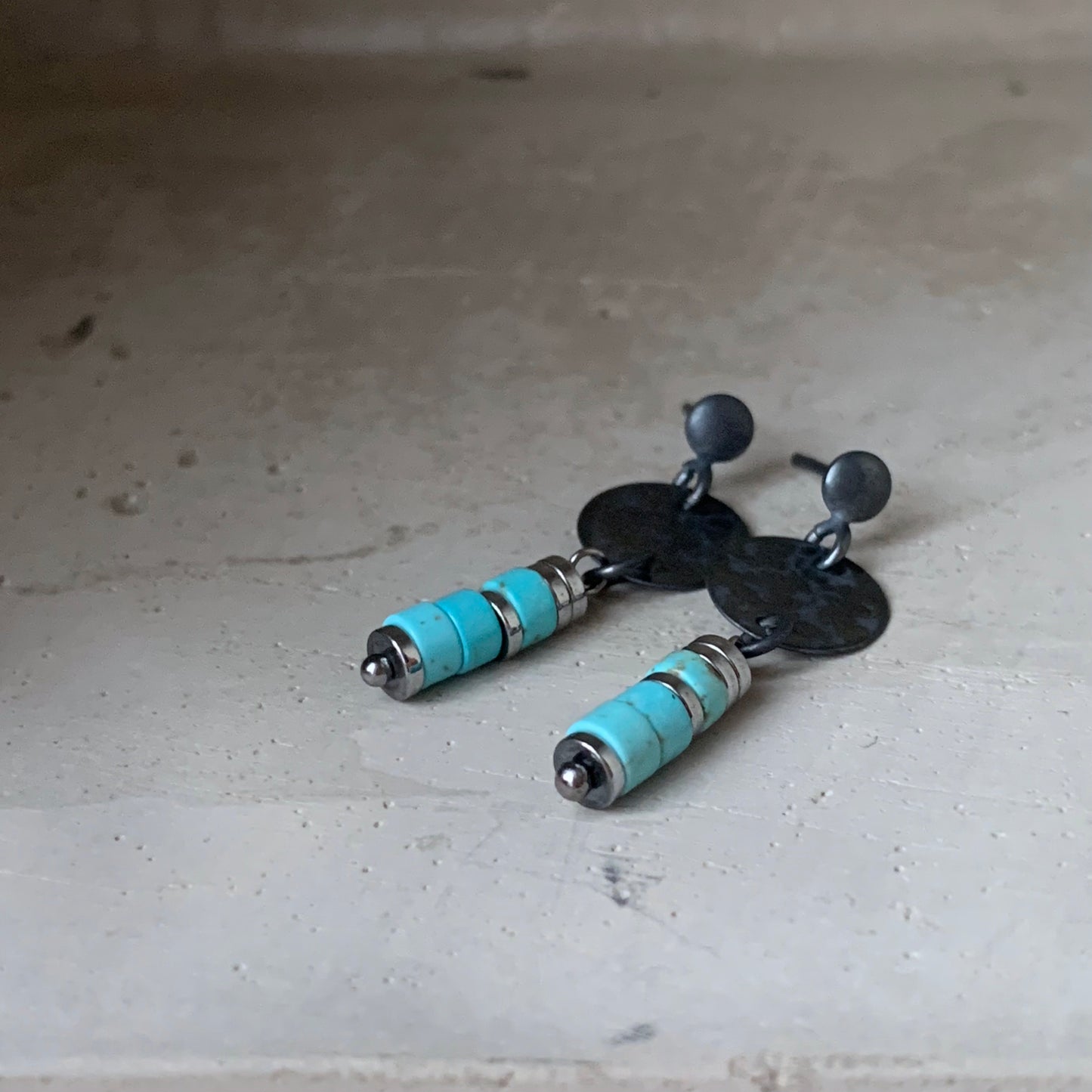 Pendientes de plata de primera ley con howlita turquesa ‘Una Porción del Cielo’