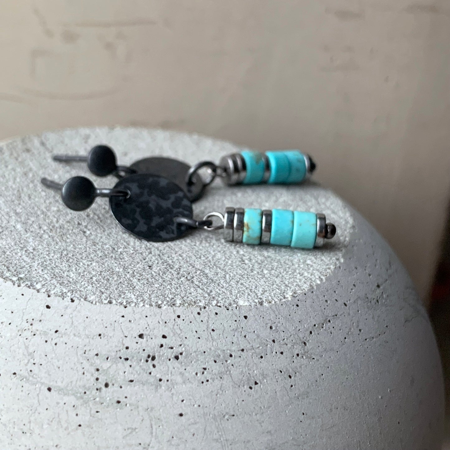 Pendientes de plata de primera ley con howlita turquesa ‘Una Porción del Cielo’