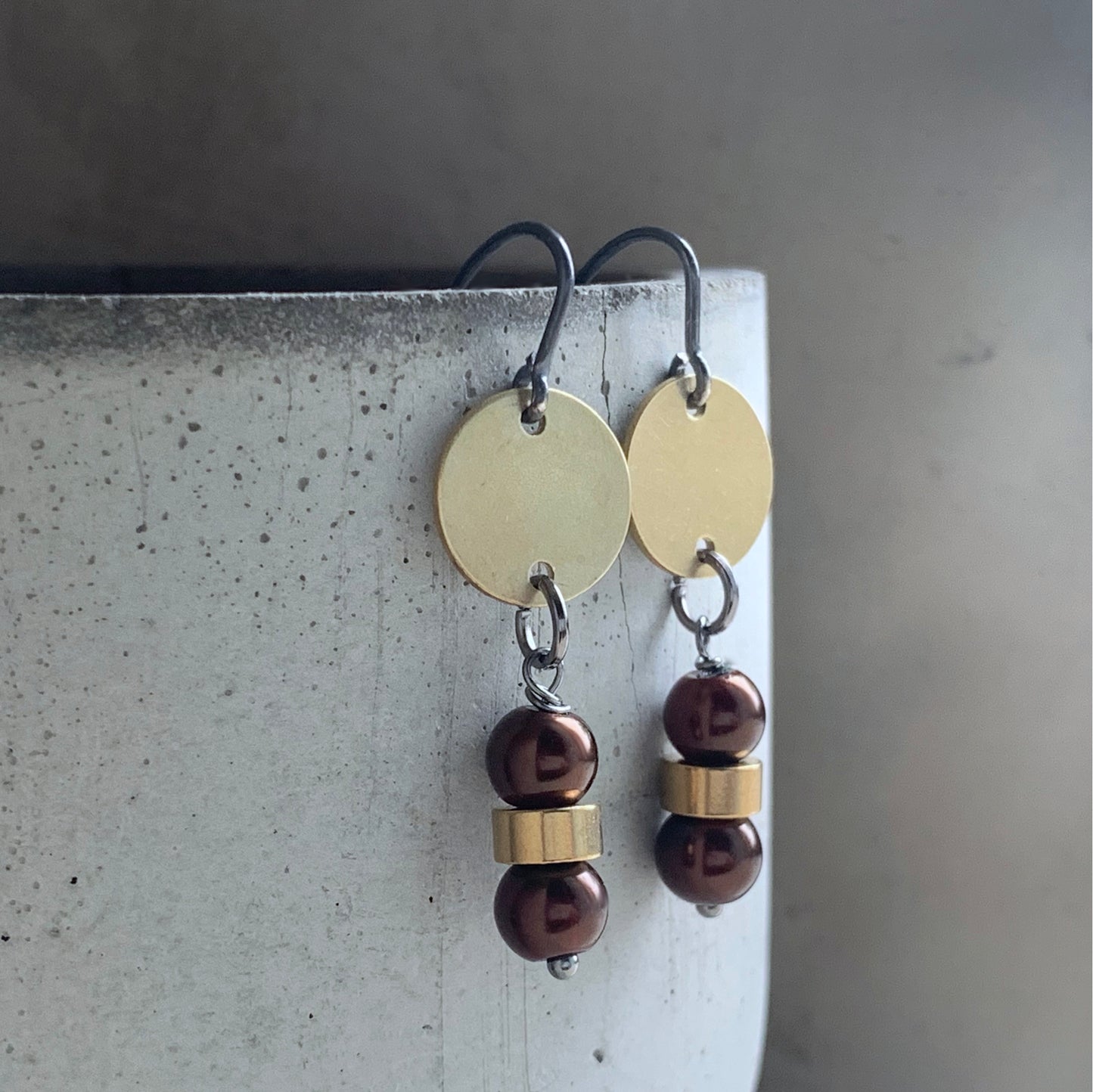 Earrings of brass, silver and glass pearls 'Cafe Mocca'