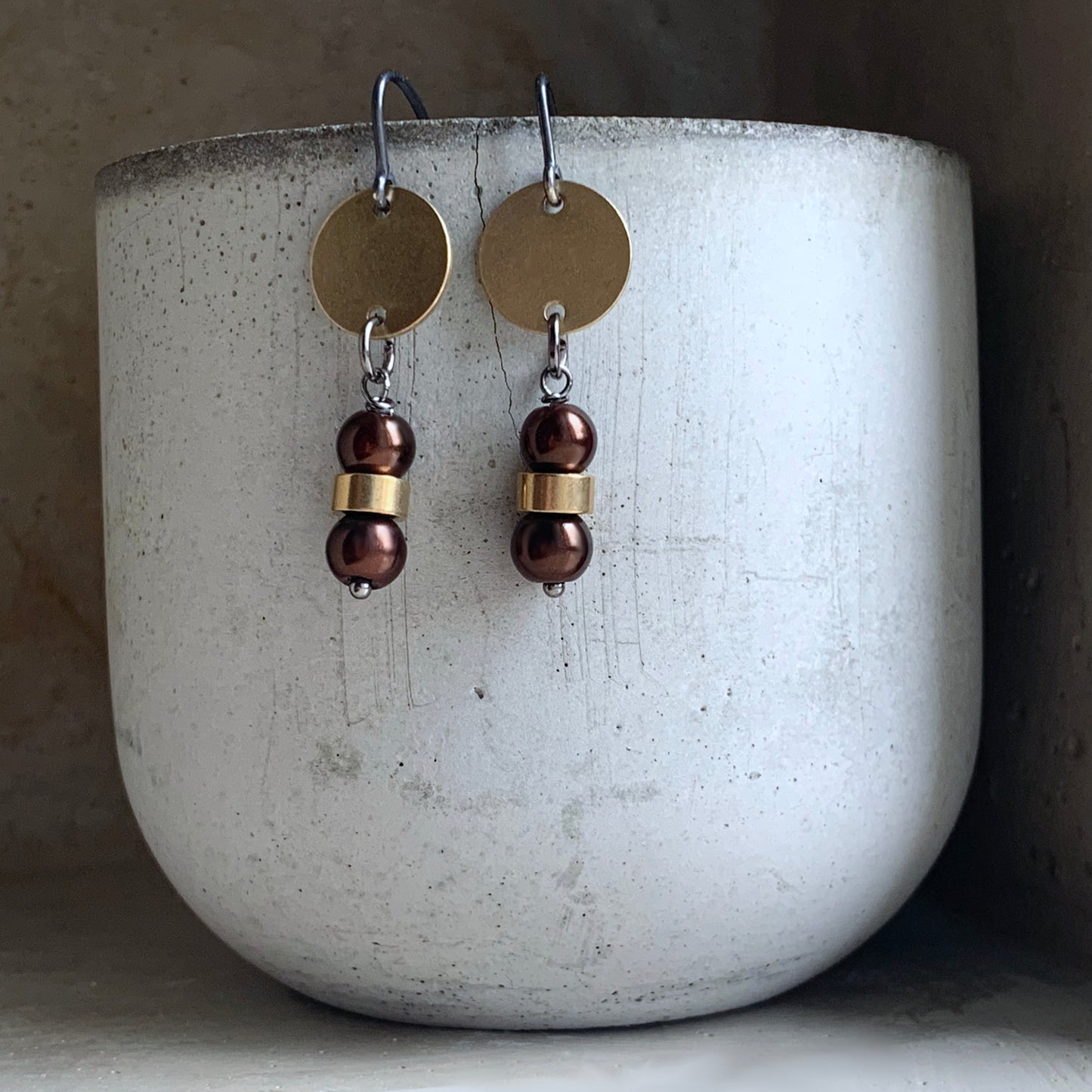 Earrings of brass, silver and glass pearls 'Cafe Mocca'