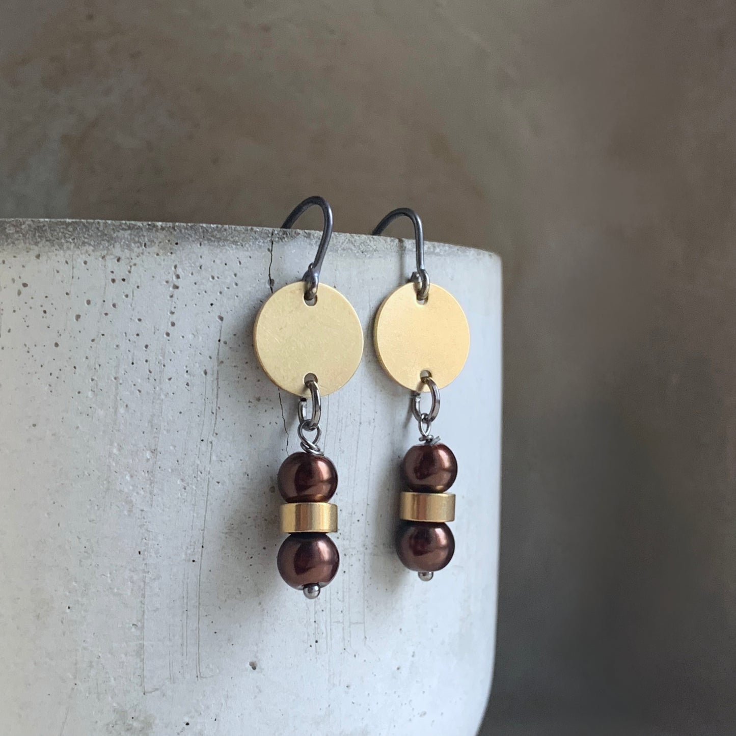 Earrings of brass, silver and glass pearls 'Cafe Mocca'