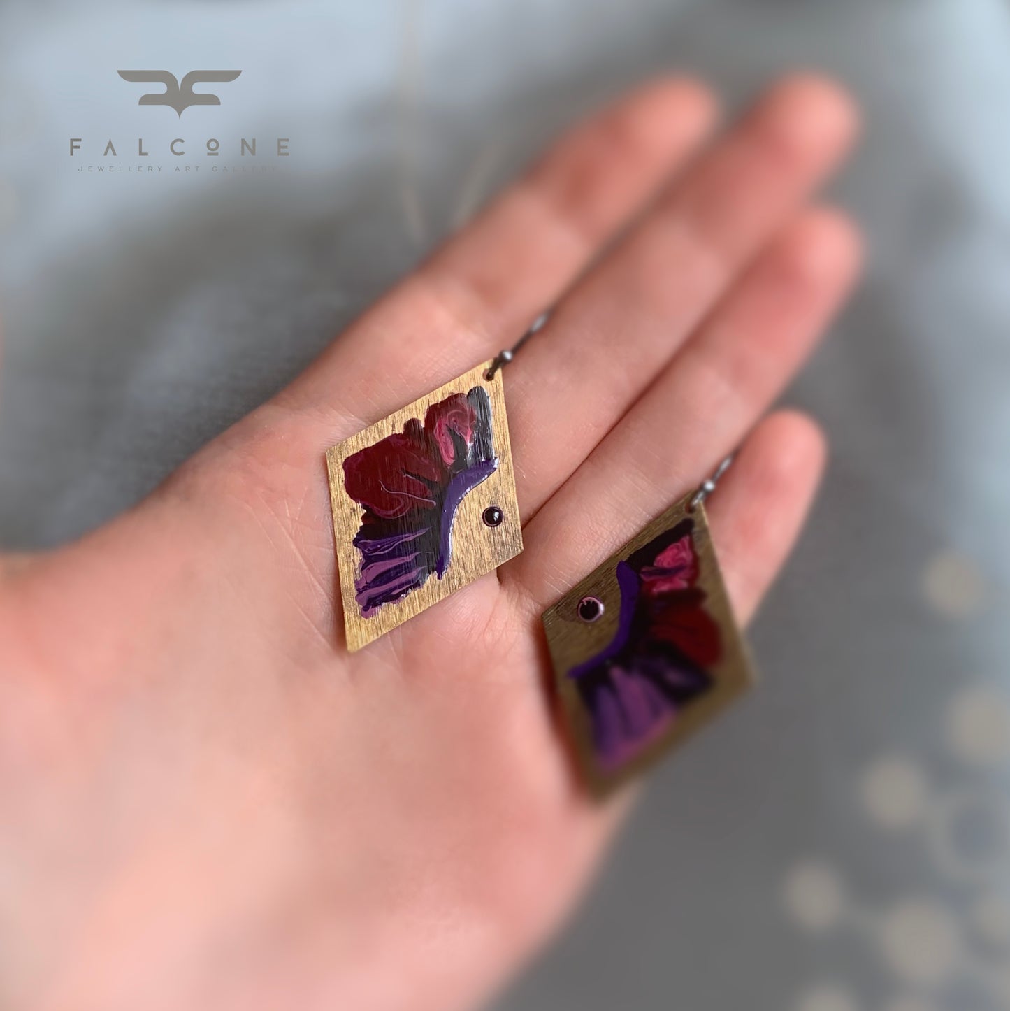 Pendientes de latón esmaltado 'Pez grande. Un poco triste.'