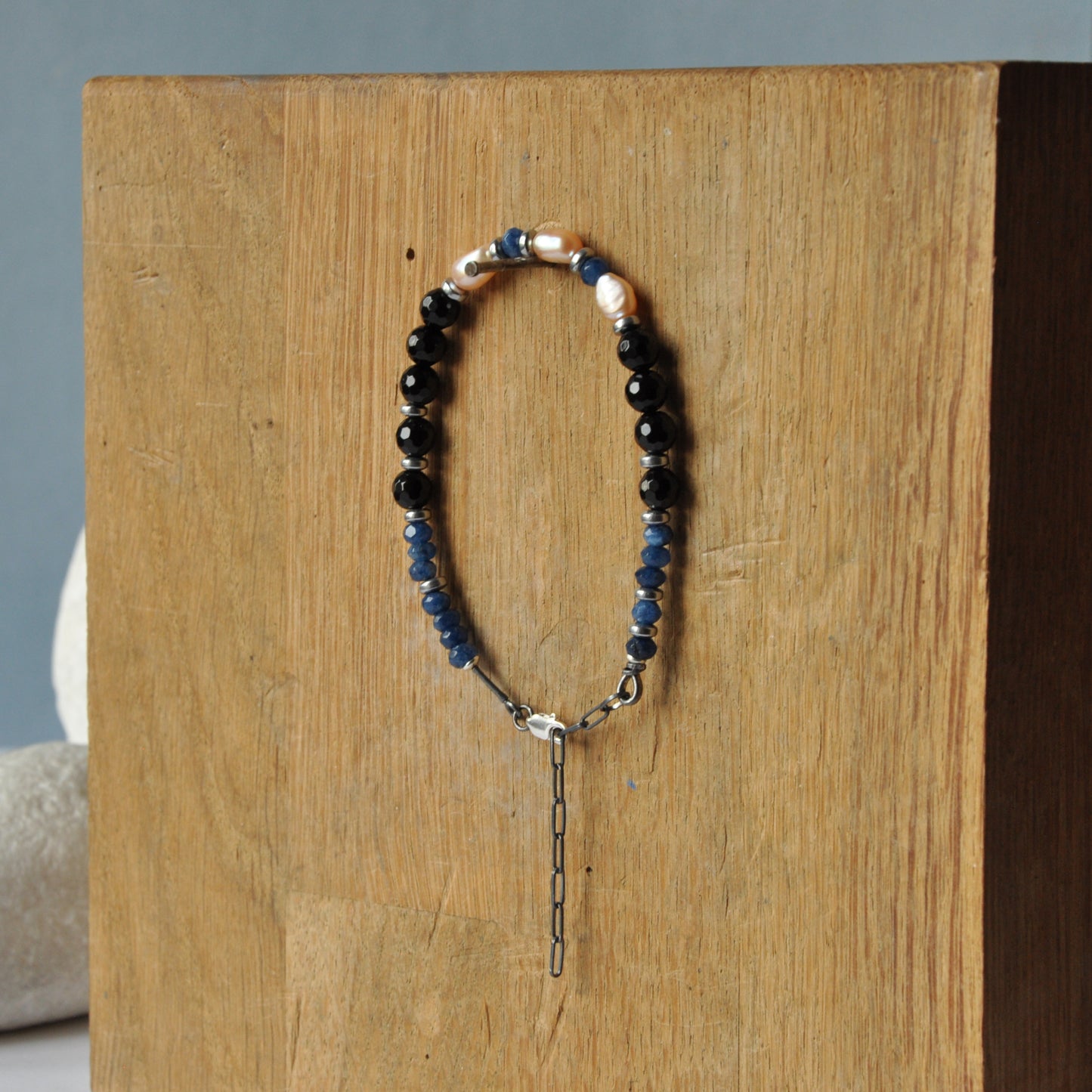 Bracelet with natural pearls in salmon color, onyx and dark blue agate rondelles 'Pearls with Onyx'