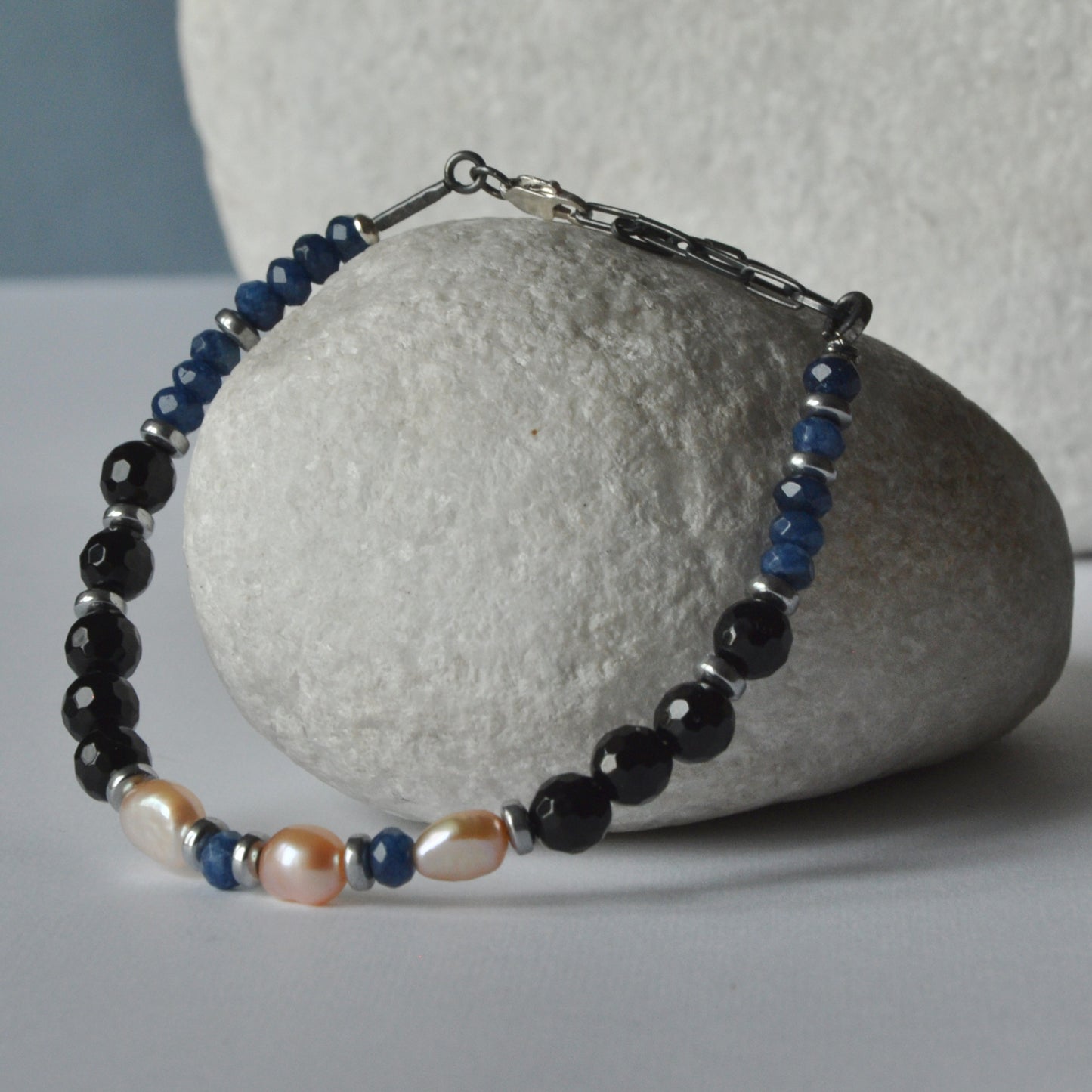 Bracelet with natural pearls in salmon color, onyx and dark blue agate rondelles 'Pearls with Onyx'