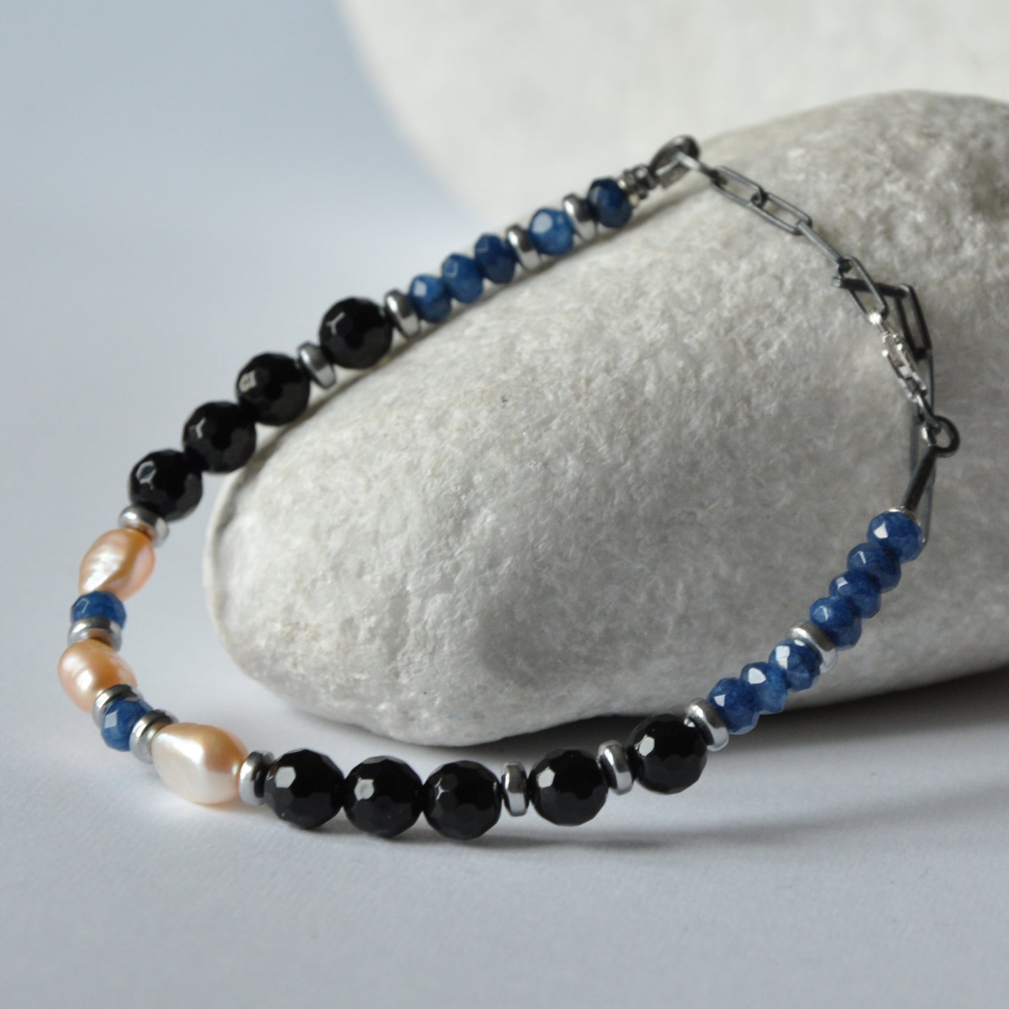 Bracelet with natural pearls in salmon color, onyx and dark blue agate rondelles 'Pearls with Onyx'