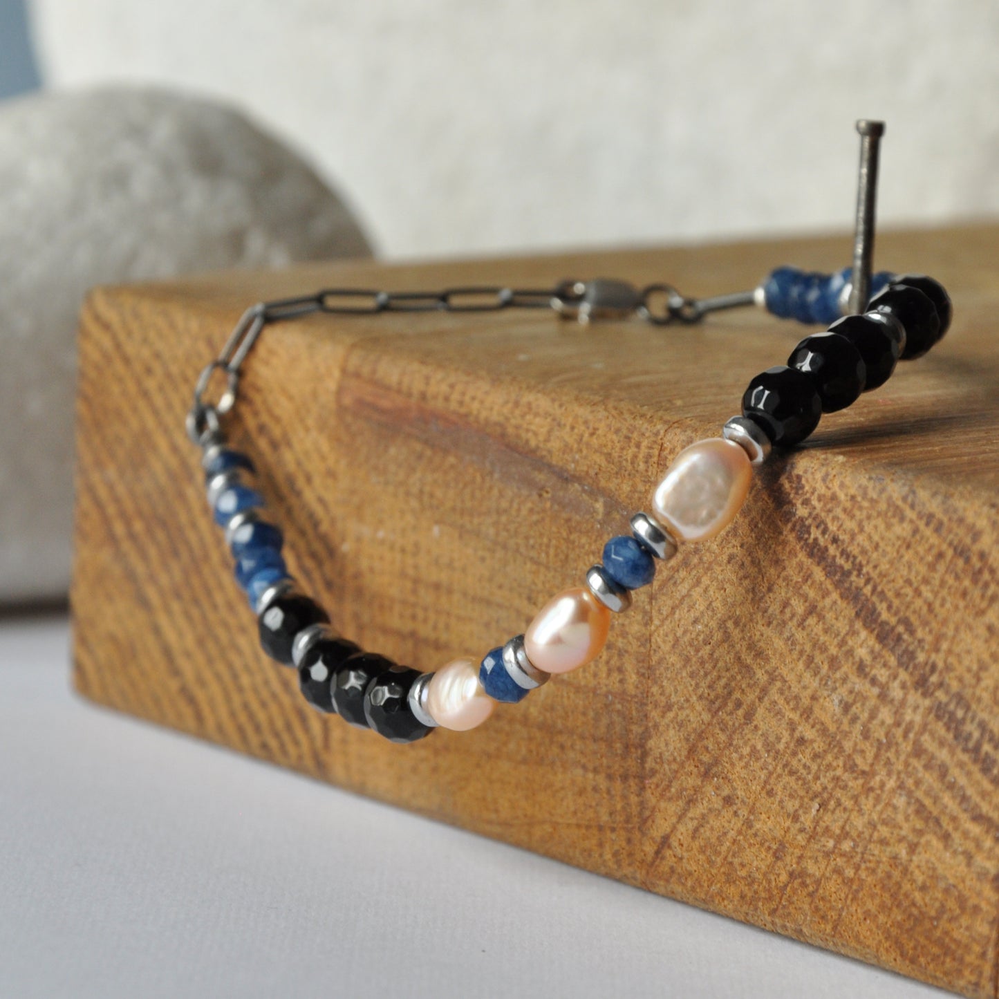 Bracelet with natural pearls in salmon color, onyx and dark blue agate rondelles 'Pearls with Onyx'