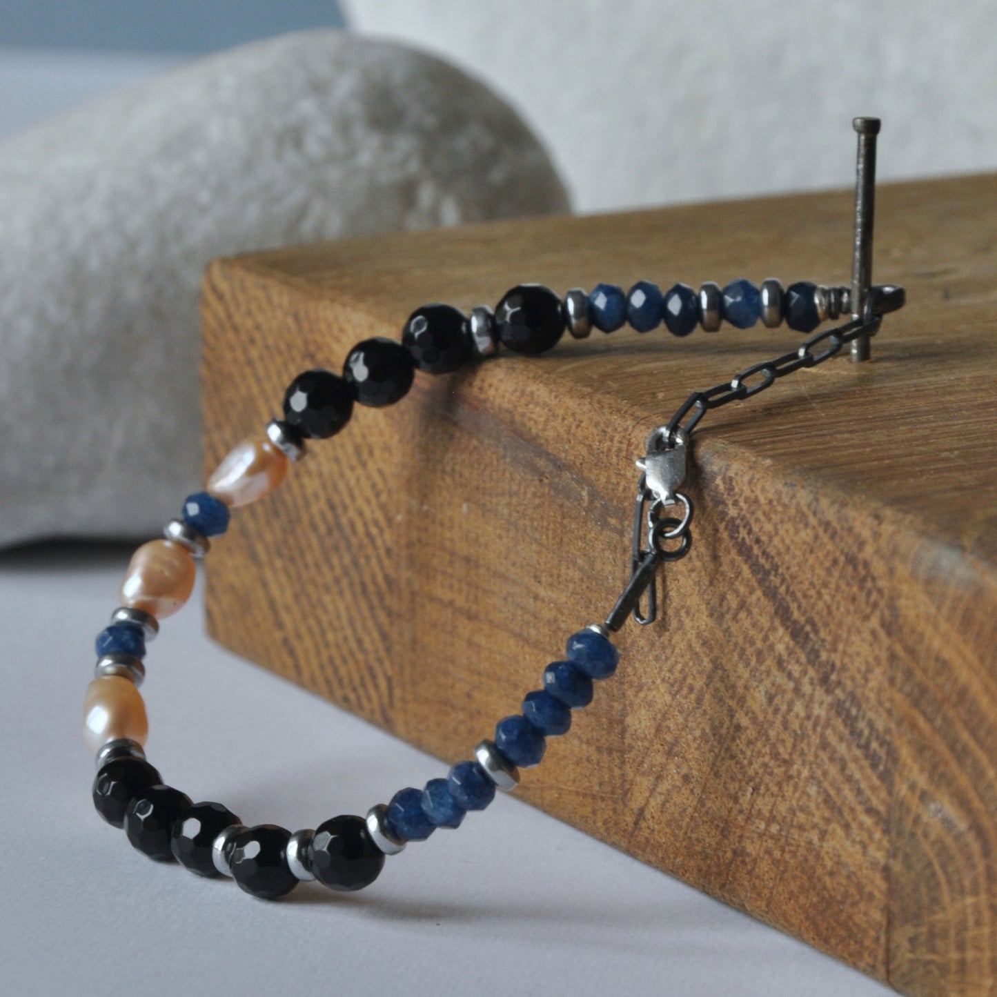 Bracelet with natural pearls in salmon color, onyx and dark blue agate rondelles 'Pearls with Onyx'