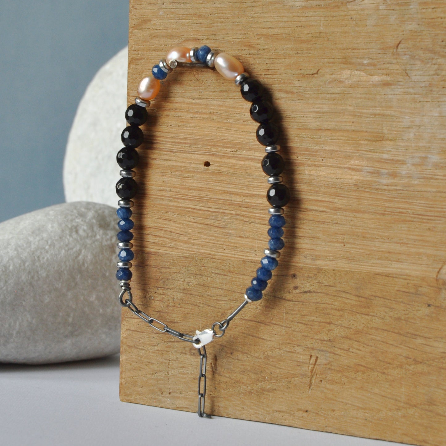 Bracelet with natural pearls in salmon color, onyx and dark blue agate rondelles 'Pearls with Onyx'