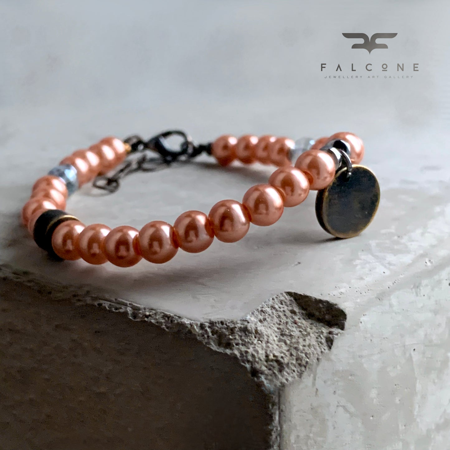 Pulsera de perlas de vidrio y latón 'Rosa melocotón empolvado'