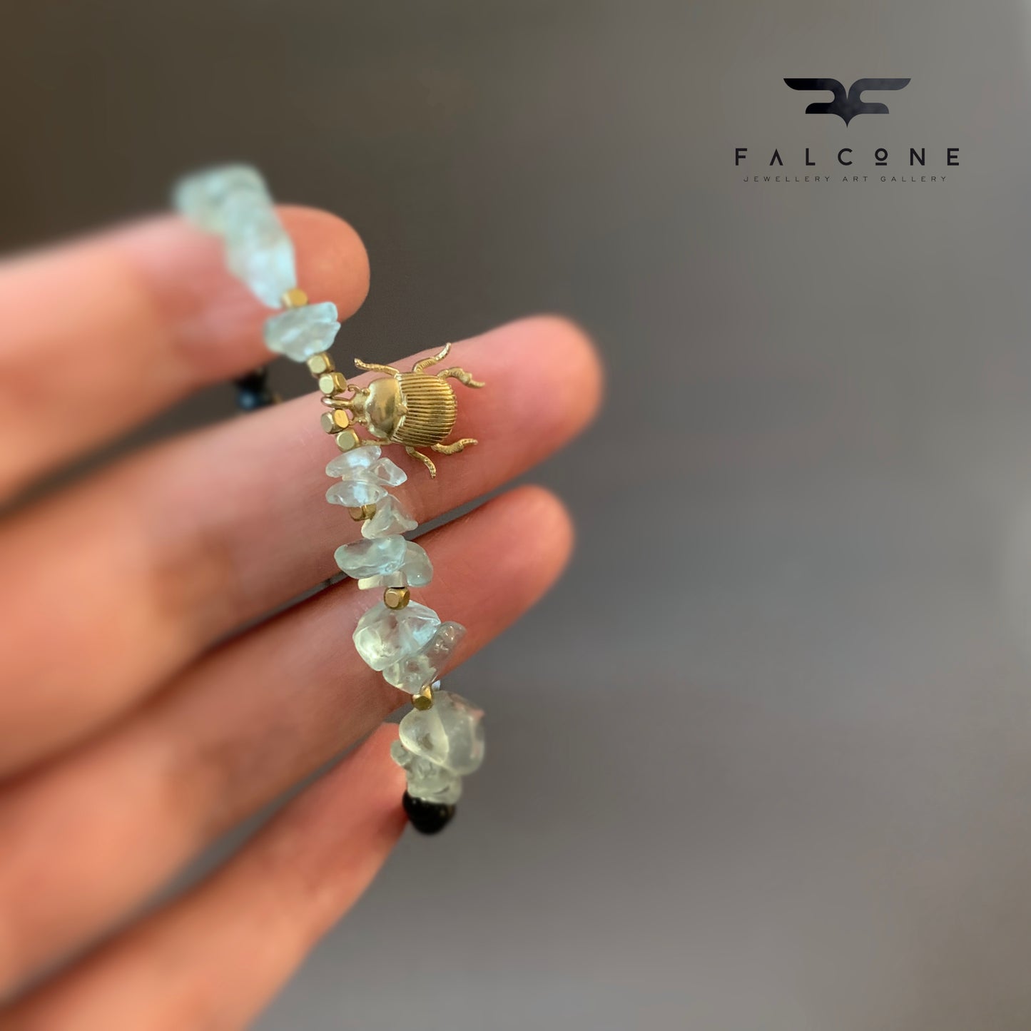 Pulsera de fluorita, ónix y latón 'Piedras y Escarabajo Dorado'