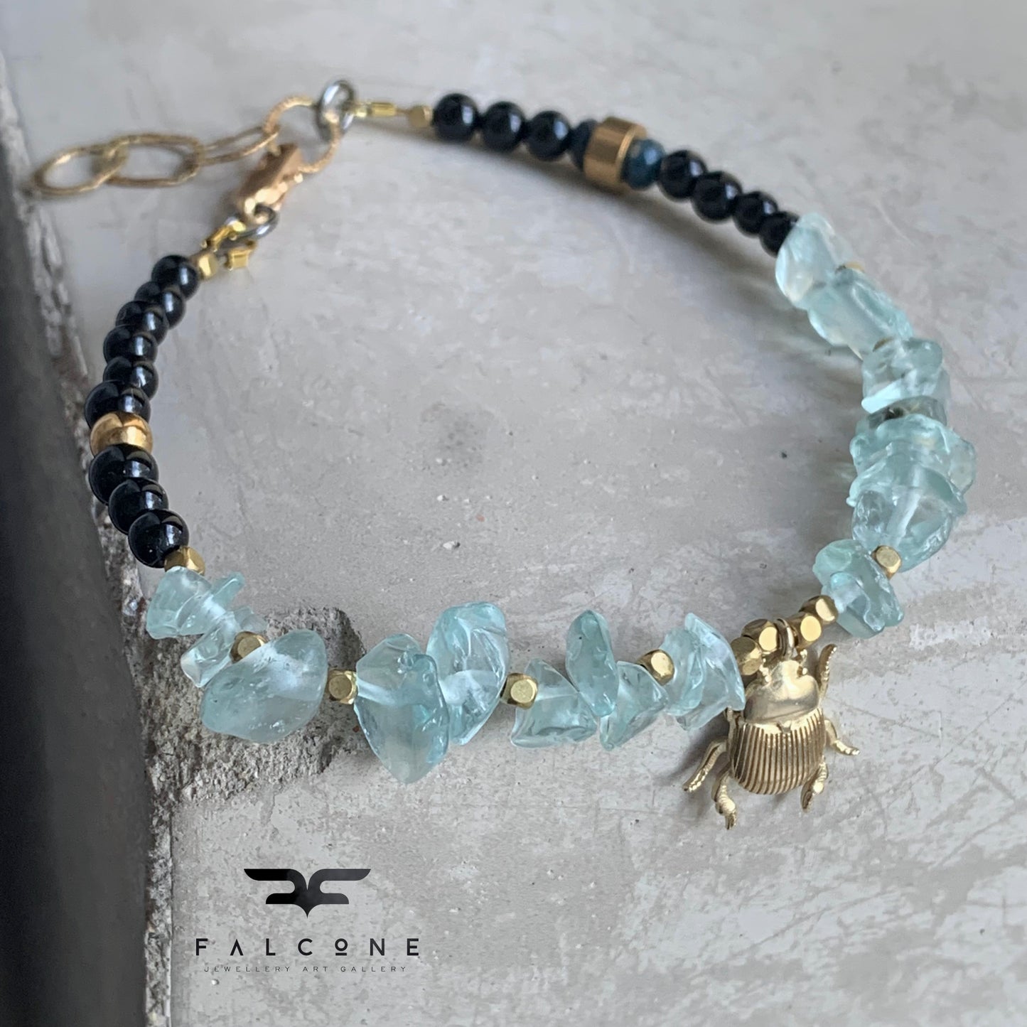 Pulsera de fluorita, ónix y latón 'Piedras y Escarabajo Dorado'