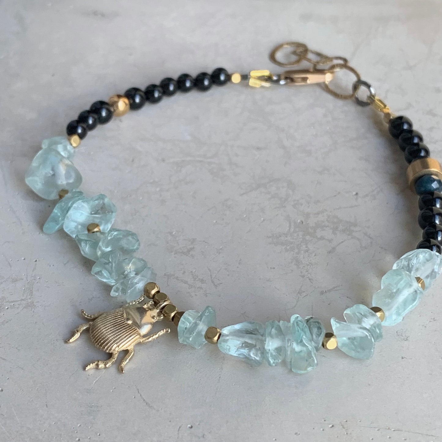 Pulsera de fluorita, ónix y latón 'Piedras y Escarabajo Dorado'