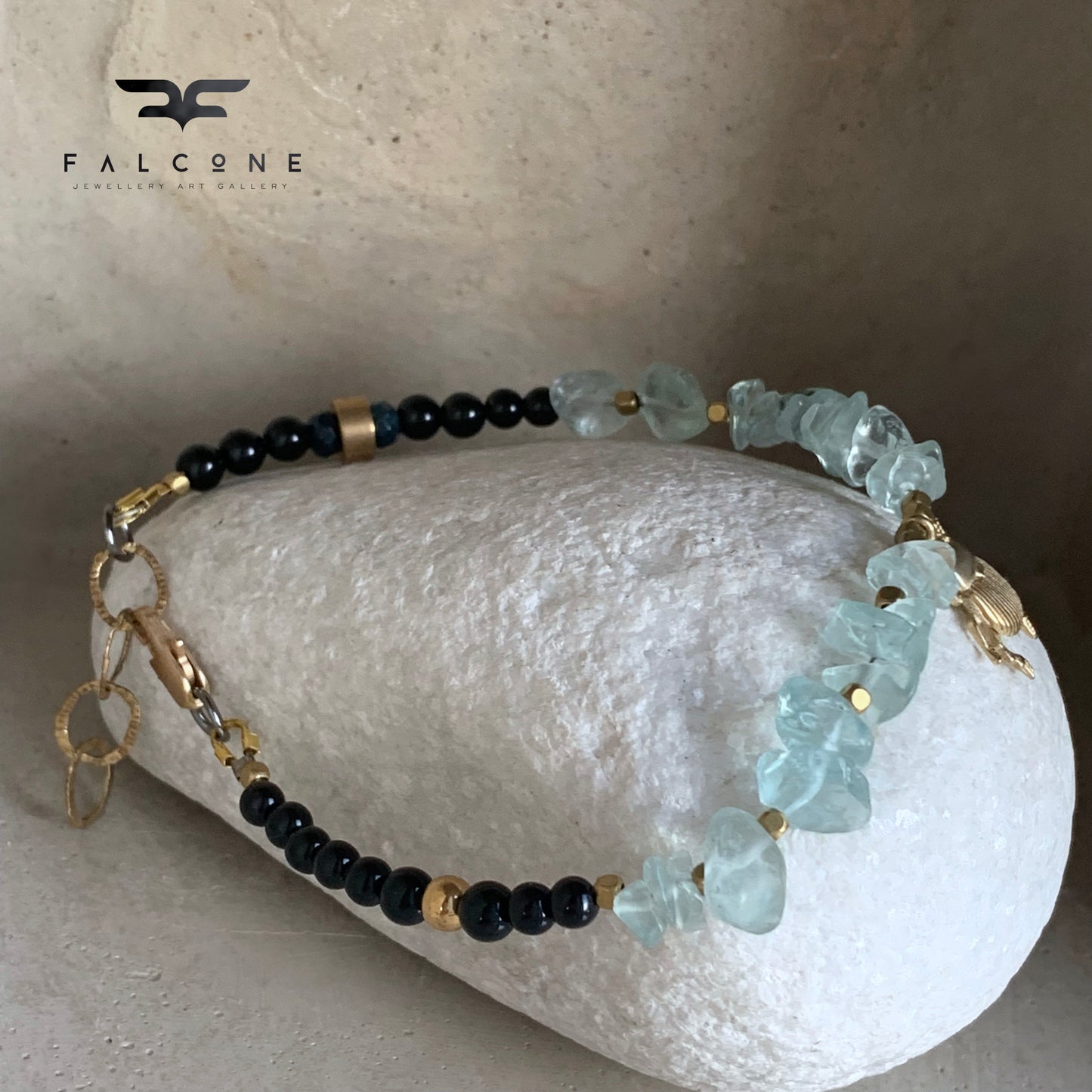 Pulsera de fluorita, ónix y latón 'Piedras y Escarabajo Dorado'