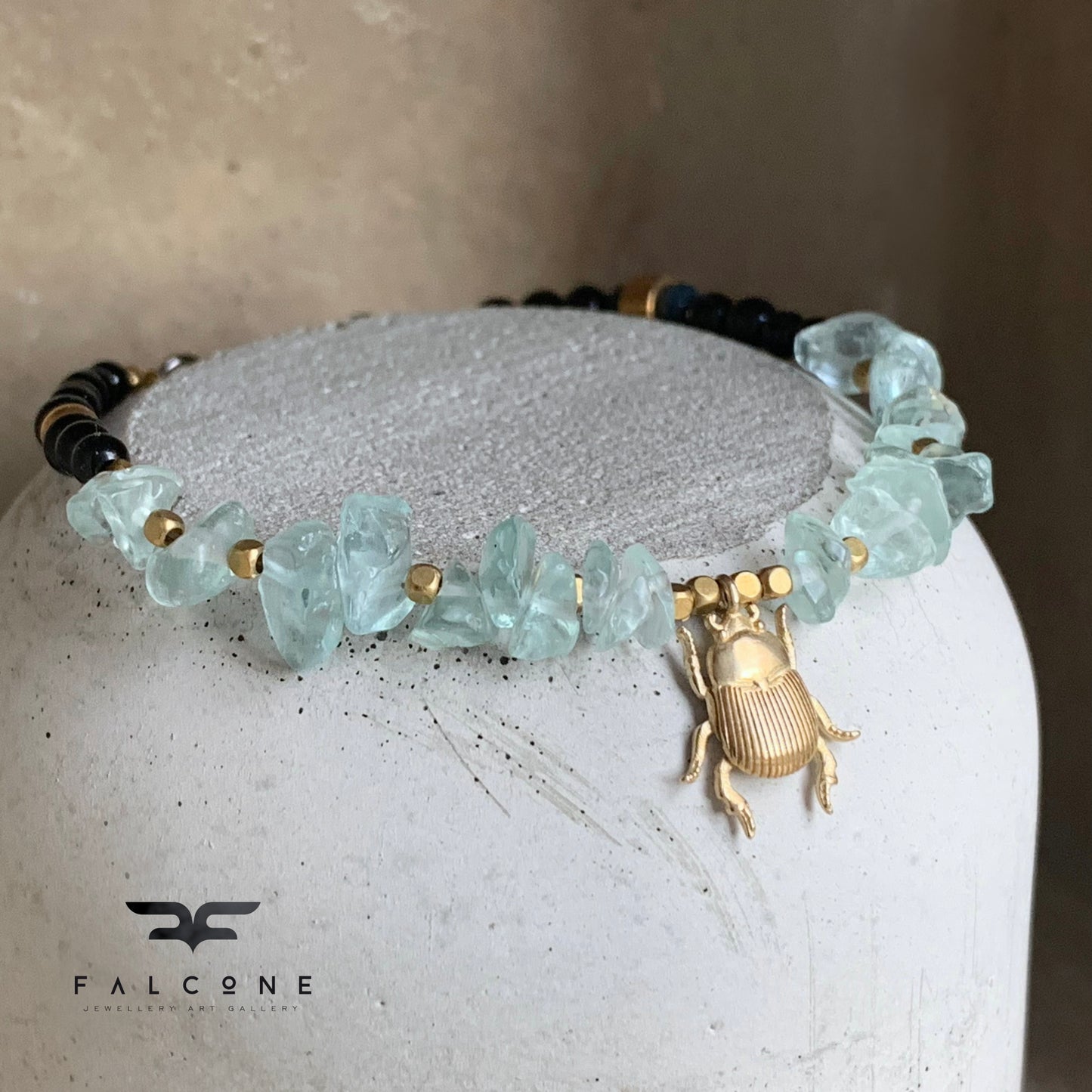 Pulsera de fluorita, ónix y latón 'Piedras y Escarabajo Dorado'