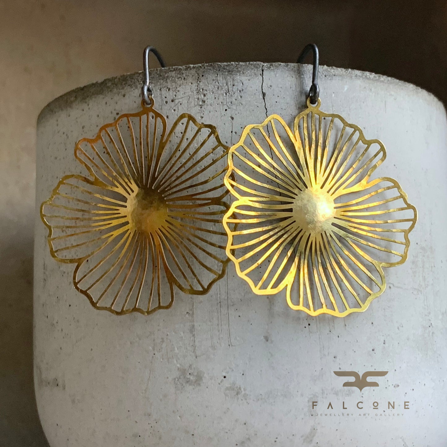 Pendientes de latón y plata 'Flores sutiles de latón'