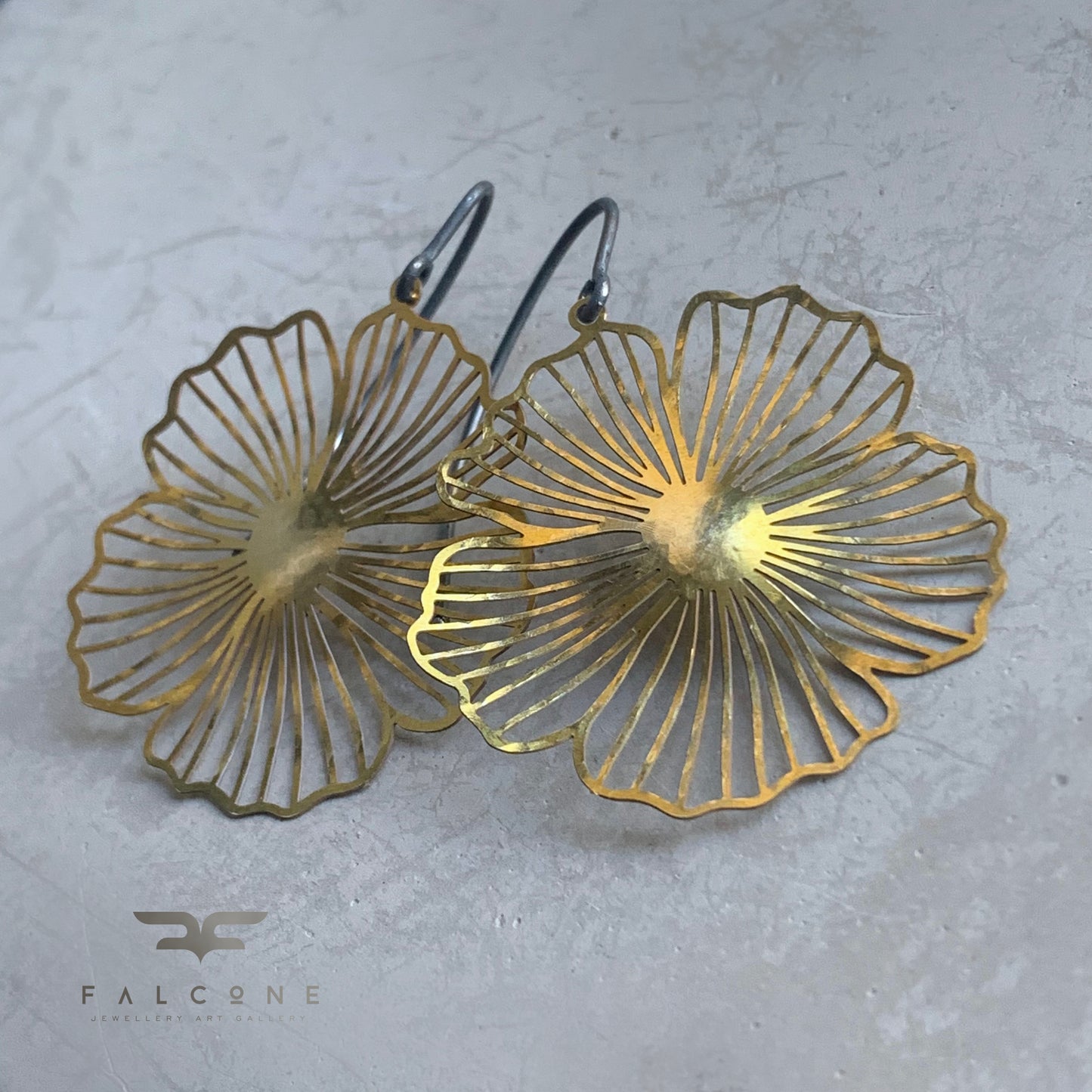 Pendientes de latón y plata 'Flores sutiles de latón'