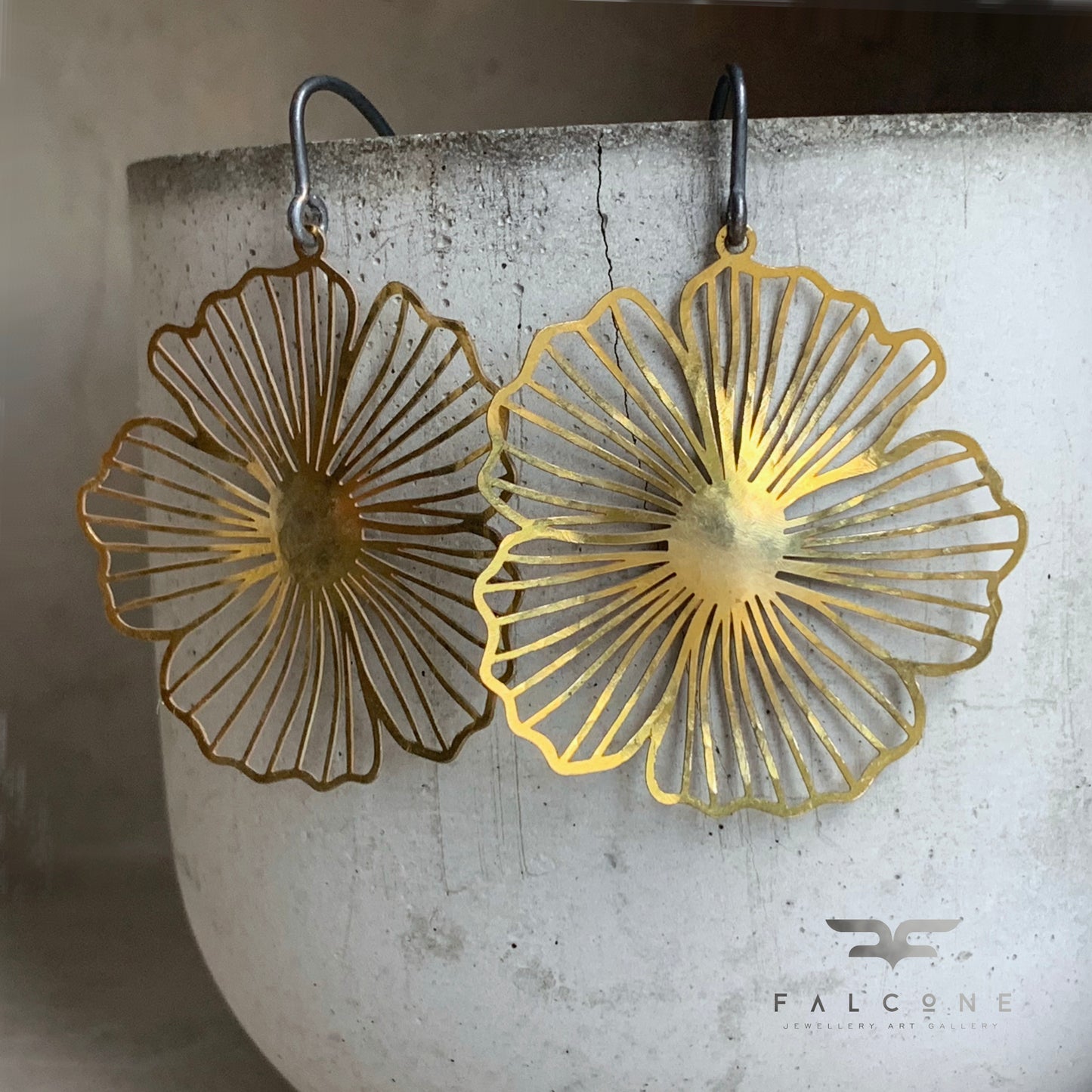 Pendientes de latón y plata 'Flores sutiles de latón'