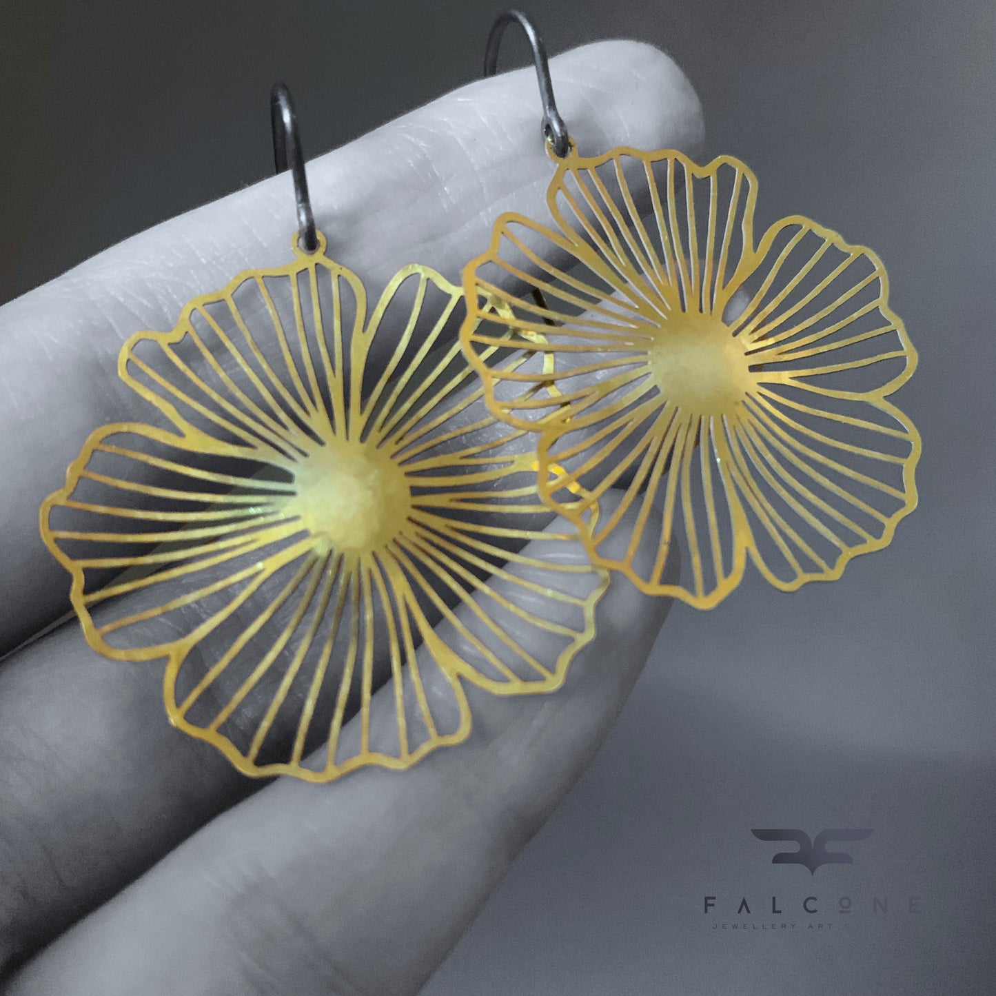 Pendientes de latón y plata 'Flores sutiles de latón'