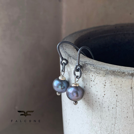 Silver earrings with natural pearls in anthracite shade with blue glow 'Black Pearl'