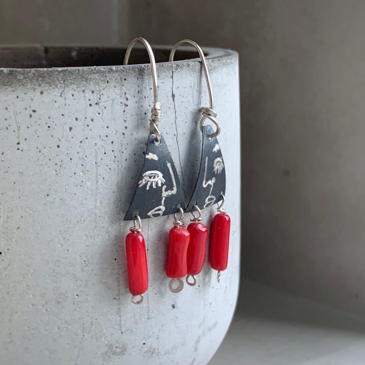 Engraved earrings in oxidized silver and with natural coral 'Dialog'