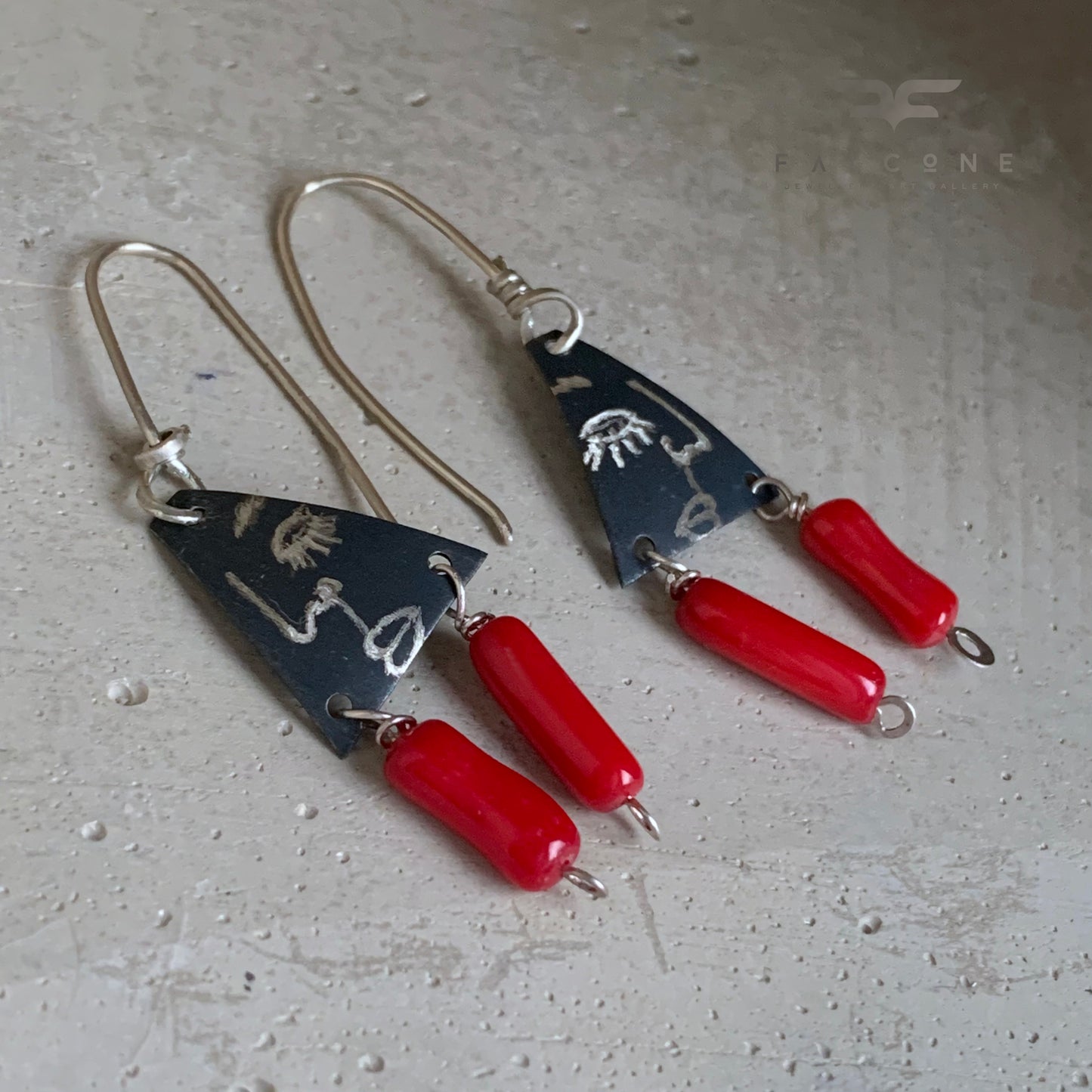 Engraved earrings in oxidized silver and with natural coral 'Dialog'