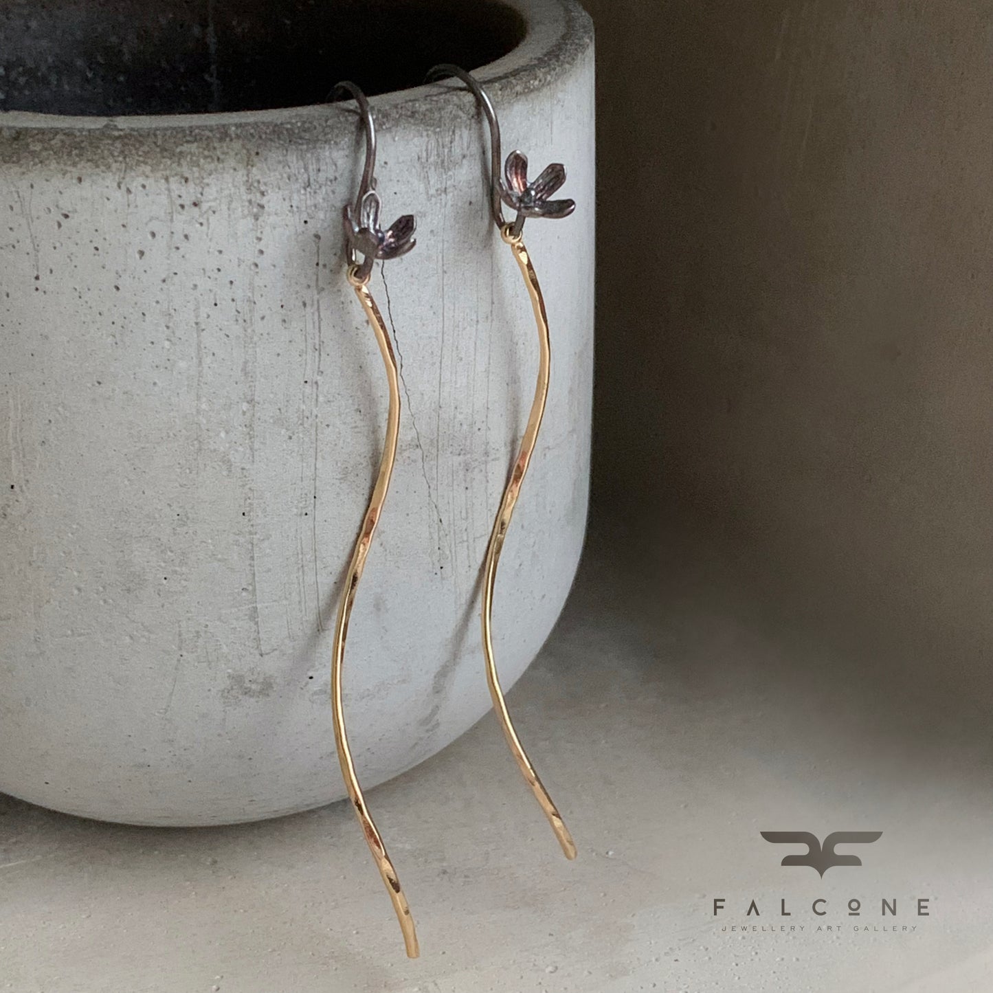 Pendientes de latón bañado en oro y plata de ley ‘Flores sobre tallos dorados’