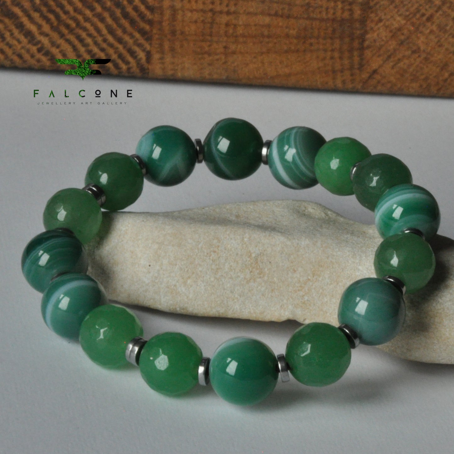 Bracelet on a rubber band - with agates and jade 'Chameleon in the Jungle'