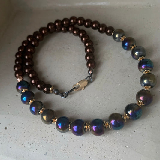 Short necklace of glass pearls & hematites with gold-plated spacers 'Coffee'