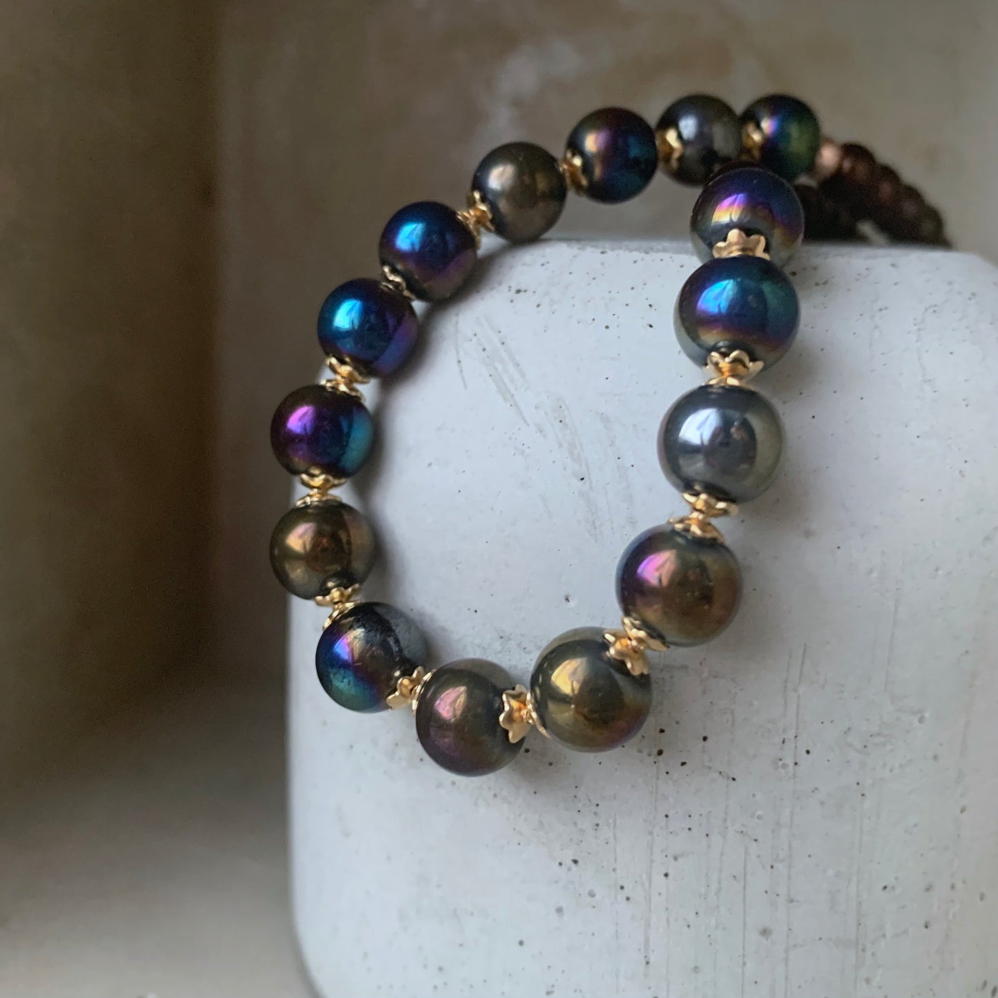 Collar corto de perlas de cristal y hematites con espaciadores bañados en oro 'Café'