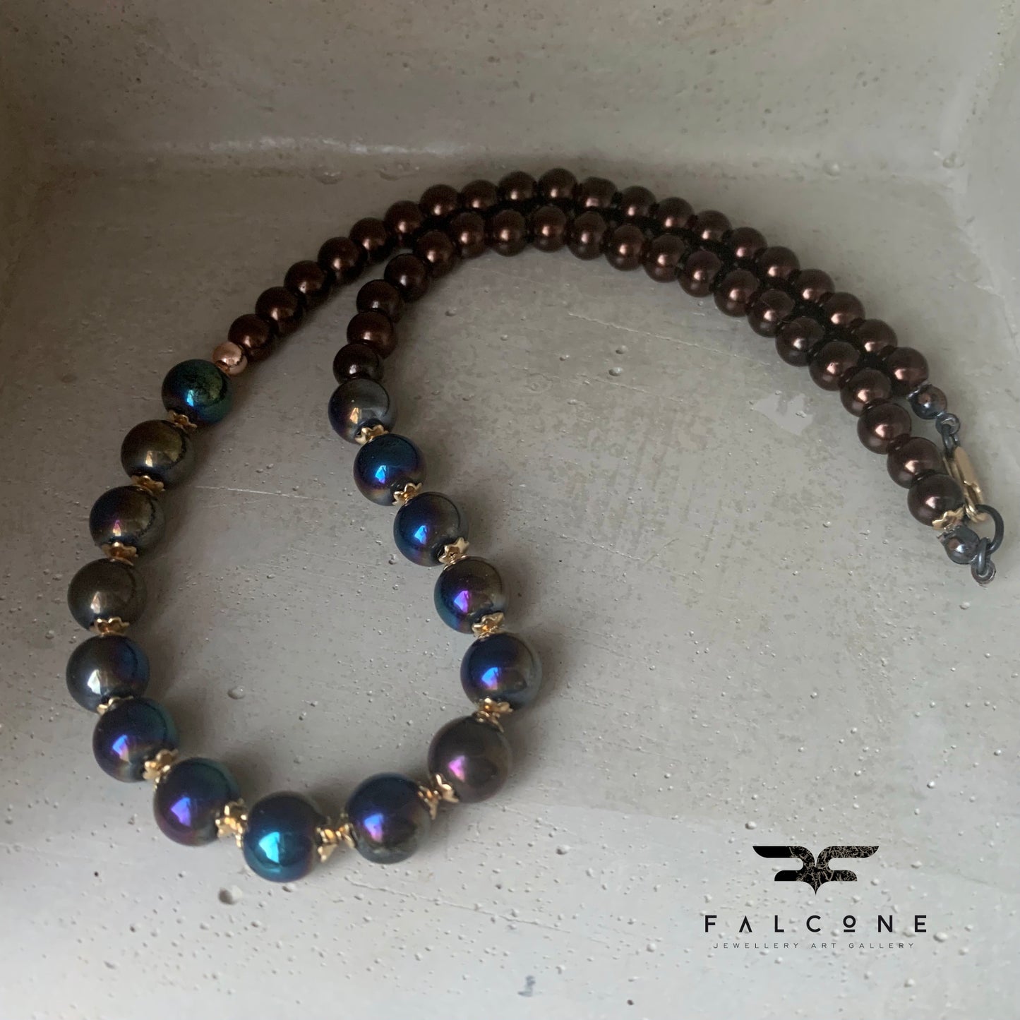 Collar corto de perlas de cristal y hematites con espaciadores bañados en oro 'Café'