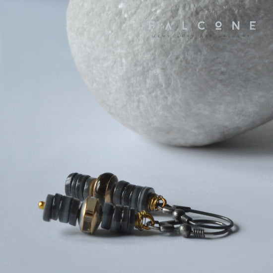 Pendientes de plata con concha gris y cuarzo ahumado 'Smoky Grey'