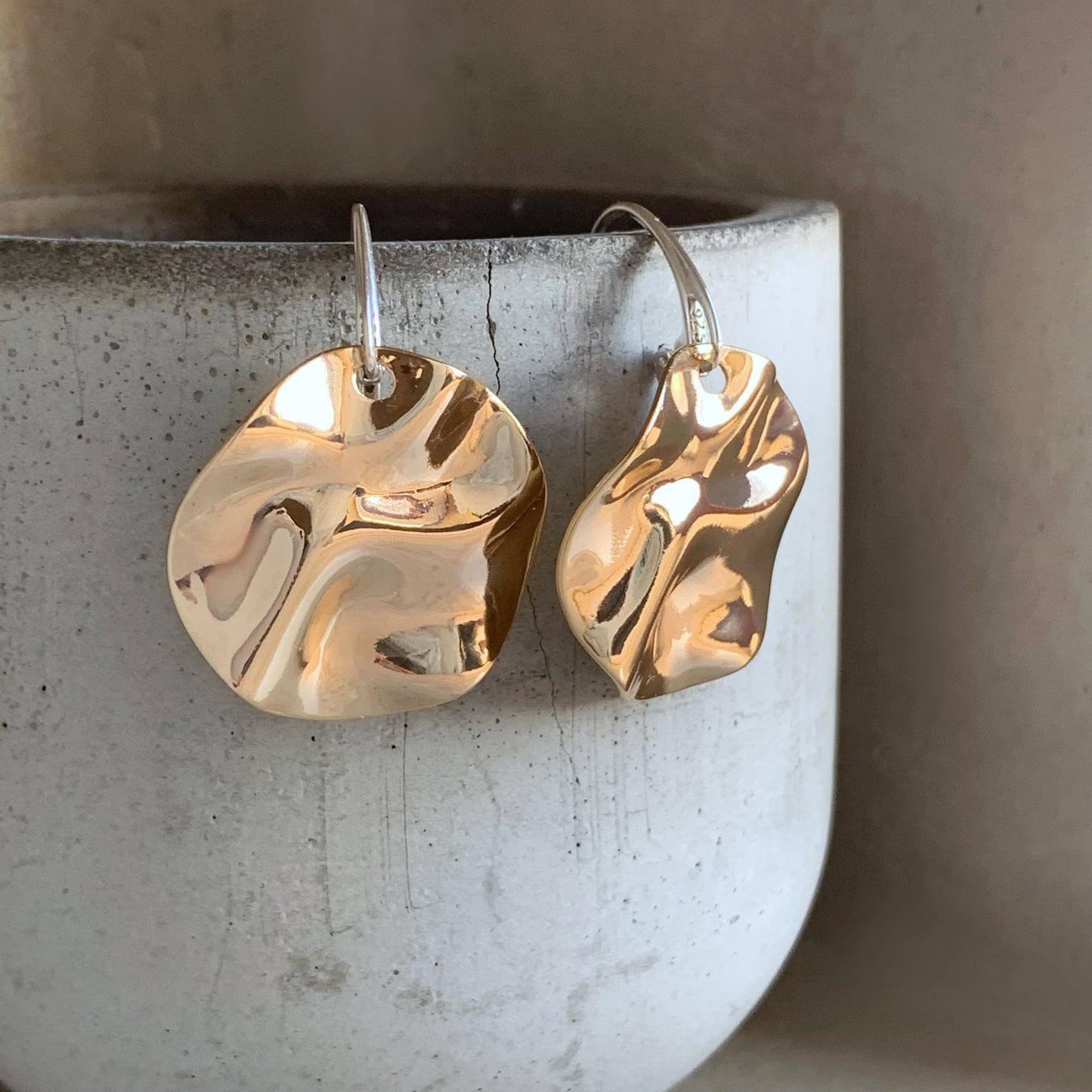 Pendientes de latón bañado en oro y plata de ley 'Círculos Dorados - Espejo Cóncavo'