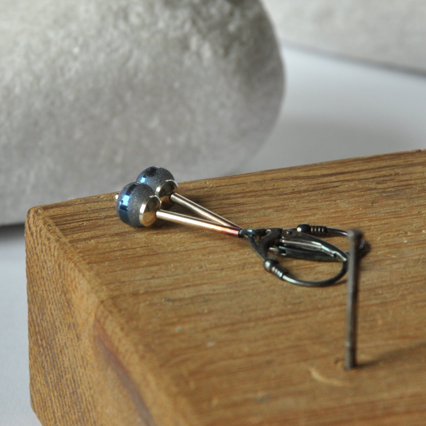 Silver earrings with rondelles of matted glass 'Blue Jeans'