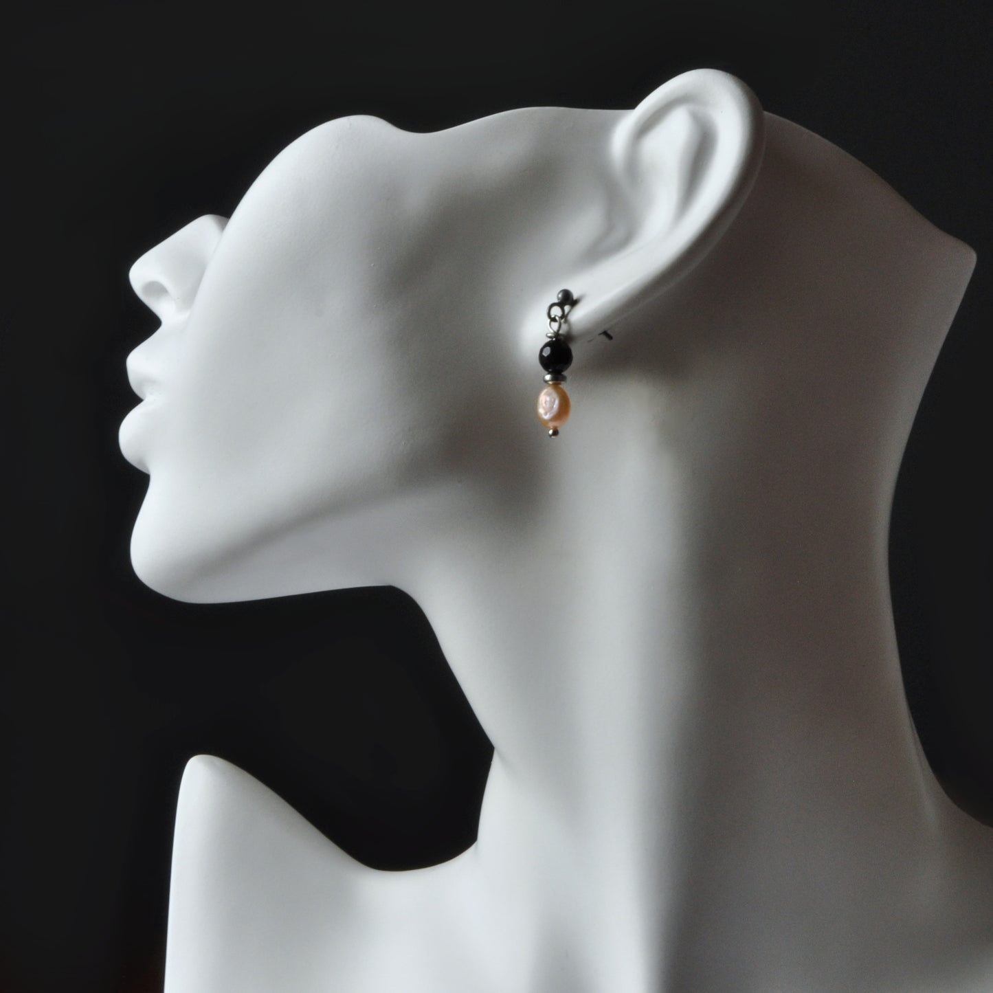 Elegantes pendientes de plata hechos a mano con perlas naturales de color salmón y ónix 'Perlas con Ónix'