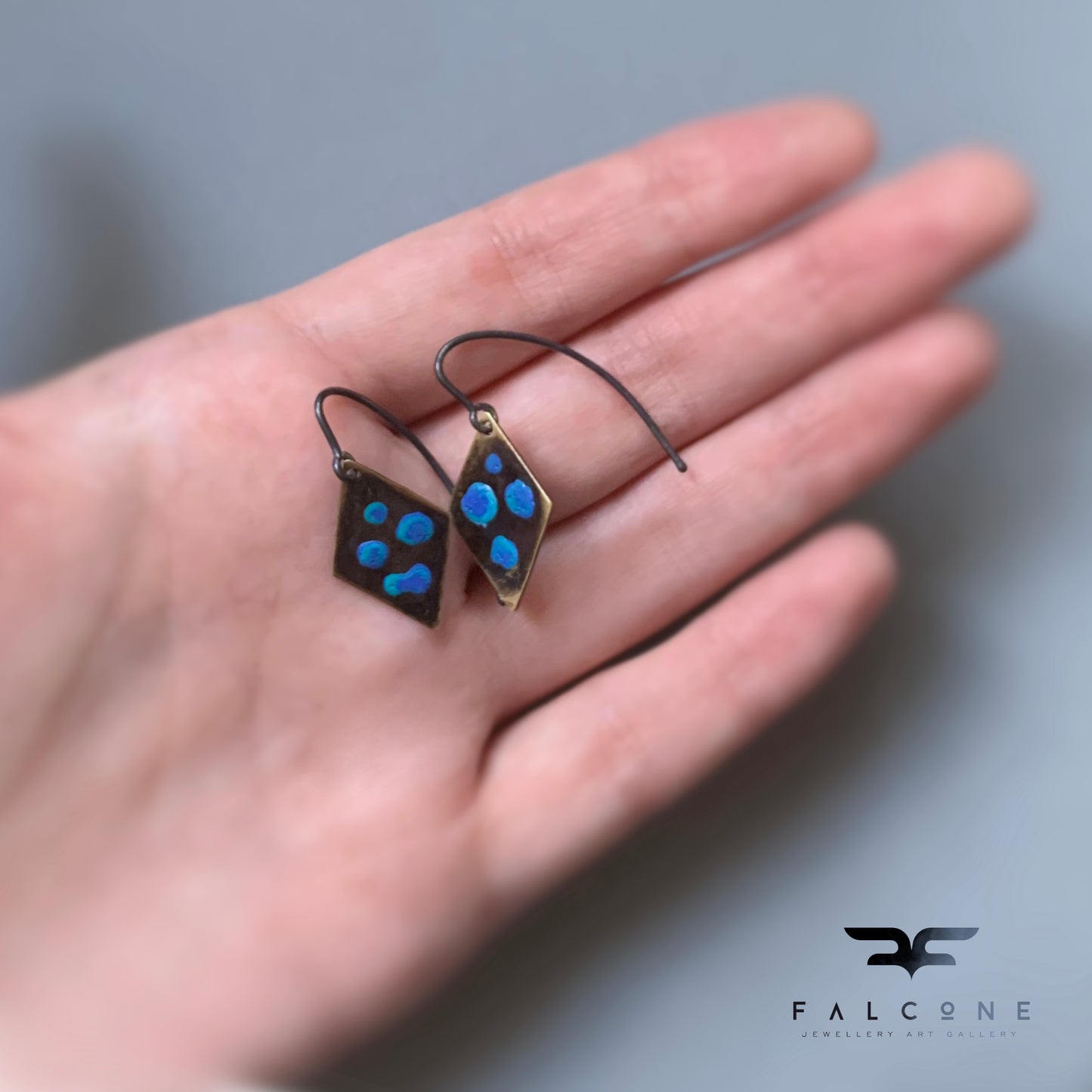Pendientes geométricos de latón y plata 'Puntos azules'