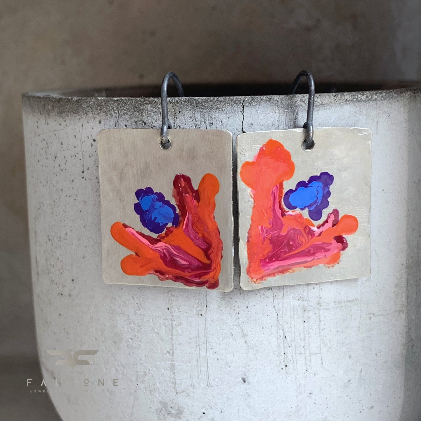 Pendientes hechos a mano de latón blanco 'Exotic Orange'