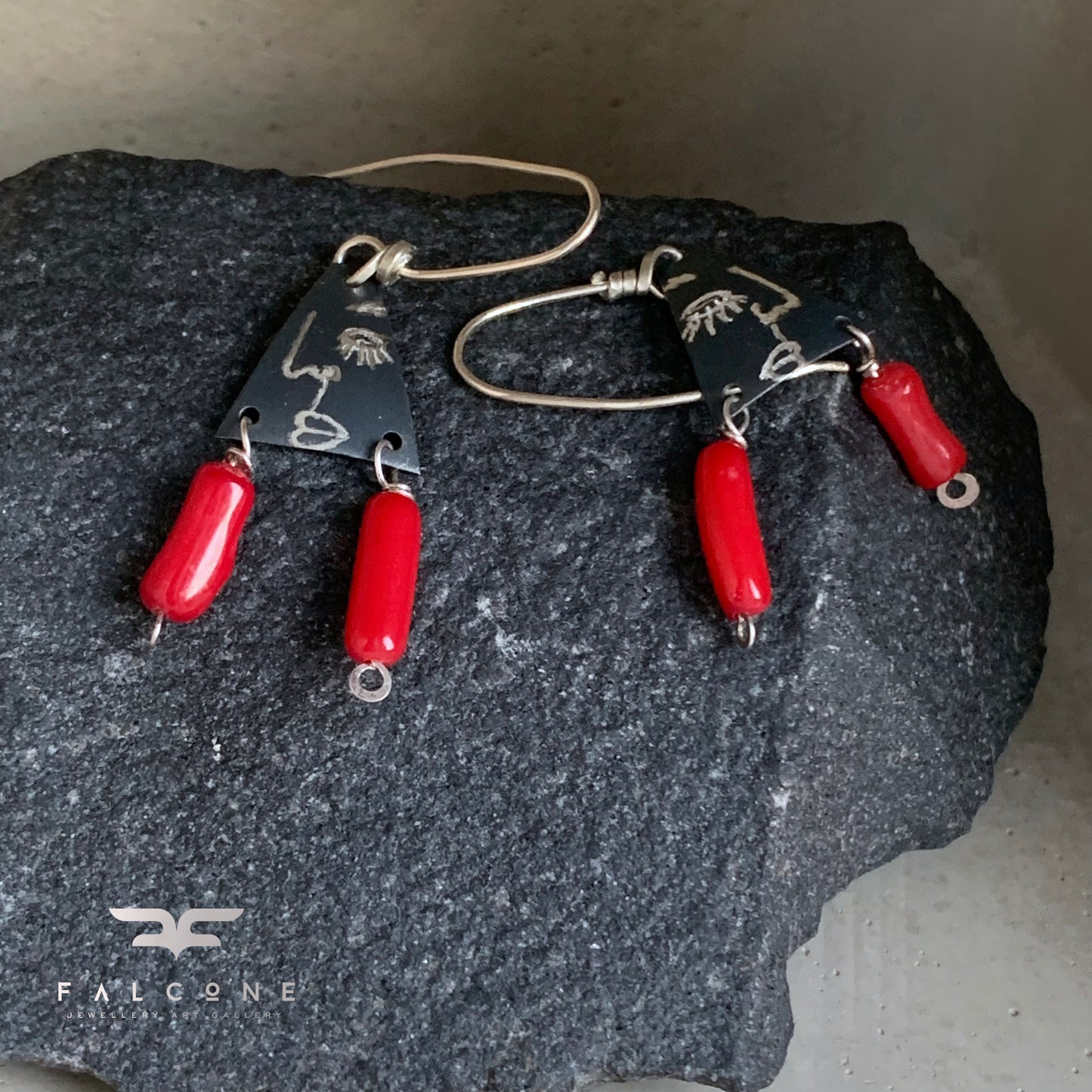 Engraved earrings in oxidized silver and with natural coral 'Dialog'