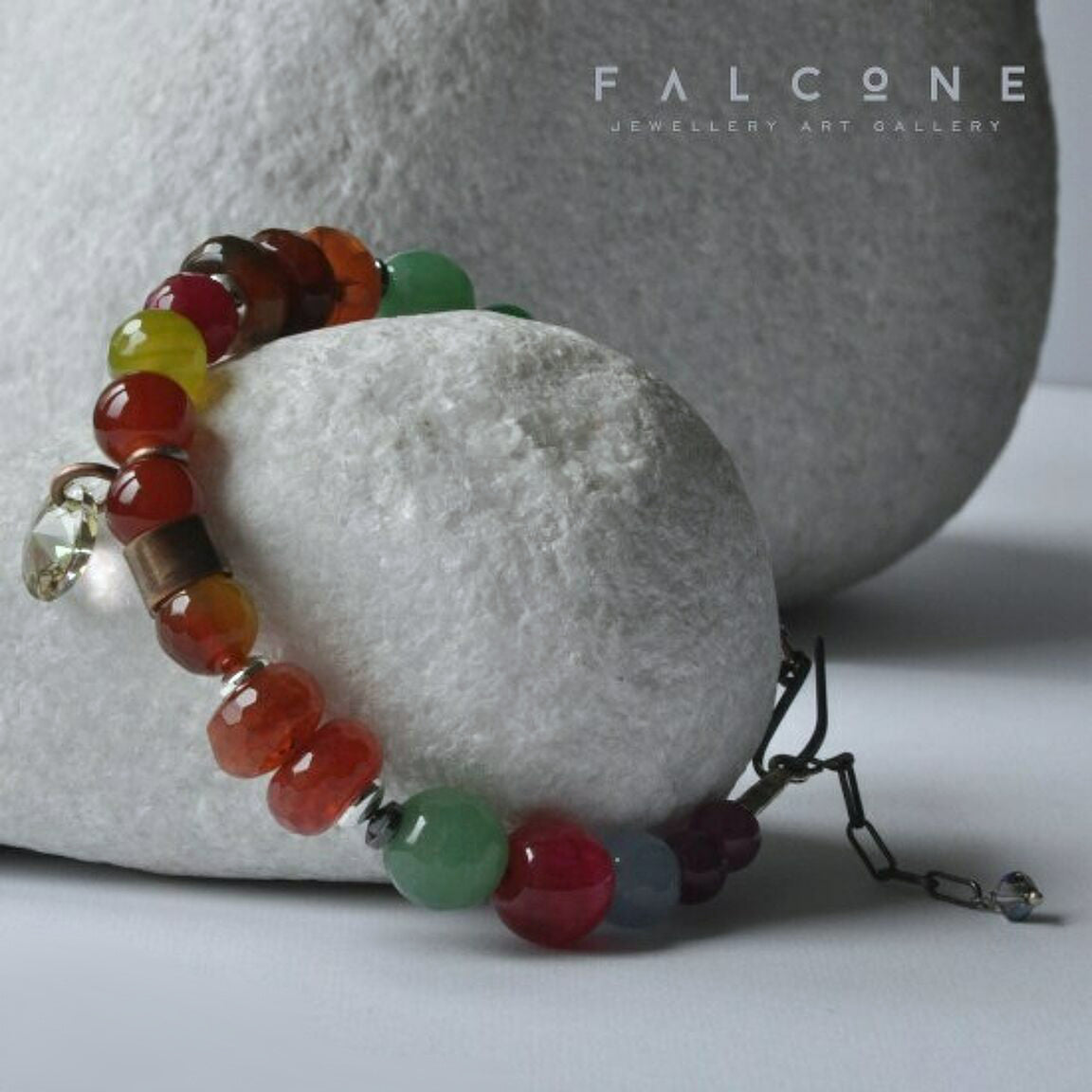 Pulsera de cobre hecha a mano con piedras preciosas y cristal de Swarovski 'Miel, Frambuesas y Nomeolvides'
