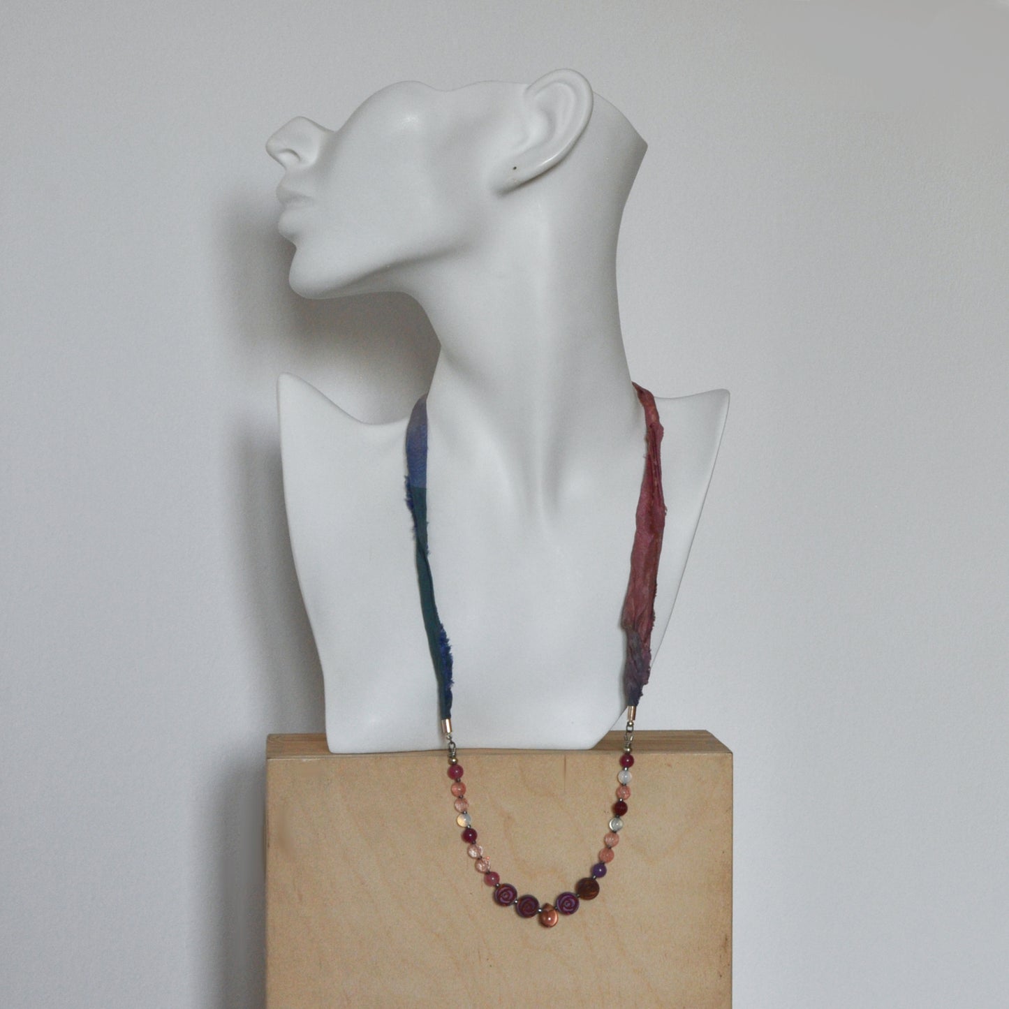 Necklace made of gemstones & sari strands 'Indian rose and Roses'