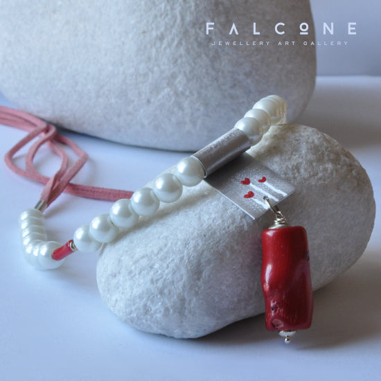 Collar largo de perlas de cristal con colgante de aluminio esmaltado y coral gusano 'Tres Corazones'