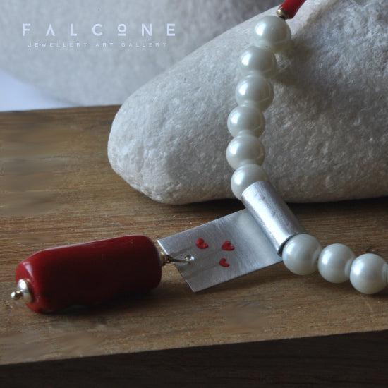 Collar largo de perlas de cristal con colgante de aluminio esmaltado y coral gusano 'Tres Corazones'