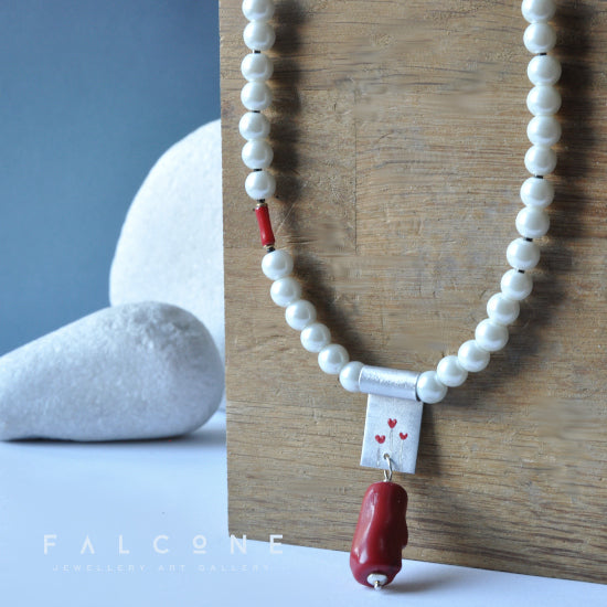 Collar largo de perlas de cristal con colgante de aluminio esmaltado y coral gusano 'Tres Corazones'
