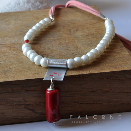 Collar largo de perlas de cristal con colgante de aluminio esmaltado y coral gusano 'Tres Corazones'